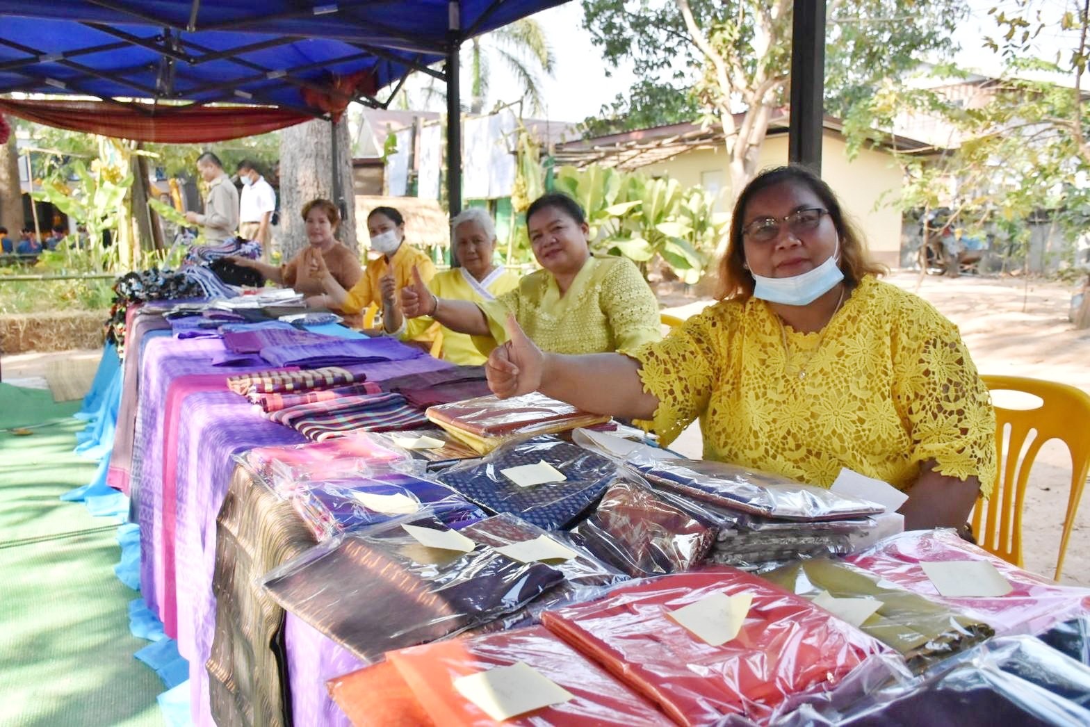 พลตรี กัลย์สรรค์ จันทรเสน ประจำสำนักพระราชวังพิเศษ ระดับ 10 ปฏิบัติหน้าที่รองผู้อำนวยการศูนย์อำนวยการใหญ่จิตอาสาพระราชทาน กำหนดจัดกิจกรรมพระราชทานในพื้นที่ ณ วัดใต้ดงใหญ่ ตำบลดงใหญ่ อำเภอวาปีปทุม จังหวัดมหาสารคาม : พช.มหาสารคาม ร่วมกับ เครือข่าย โคก หนอง นา และกลุ่มอาชีพ จัดแสดงนิทรรศการและจำหน่ายผลผลิต และ ผลิตภัณฑ์ชุมชน ในกิจกรรมพระราชทาน ด้วย