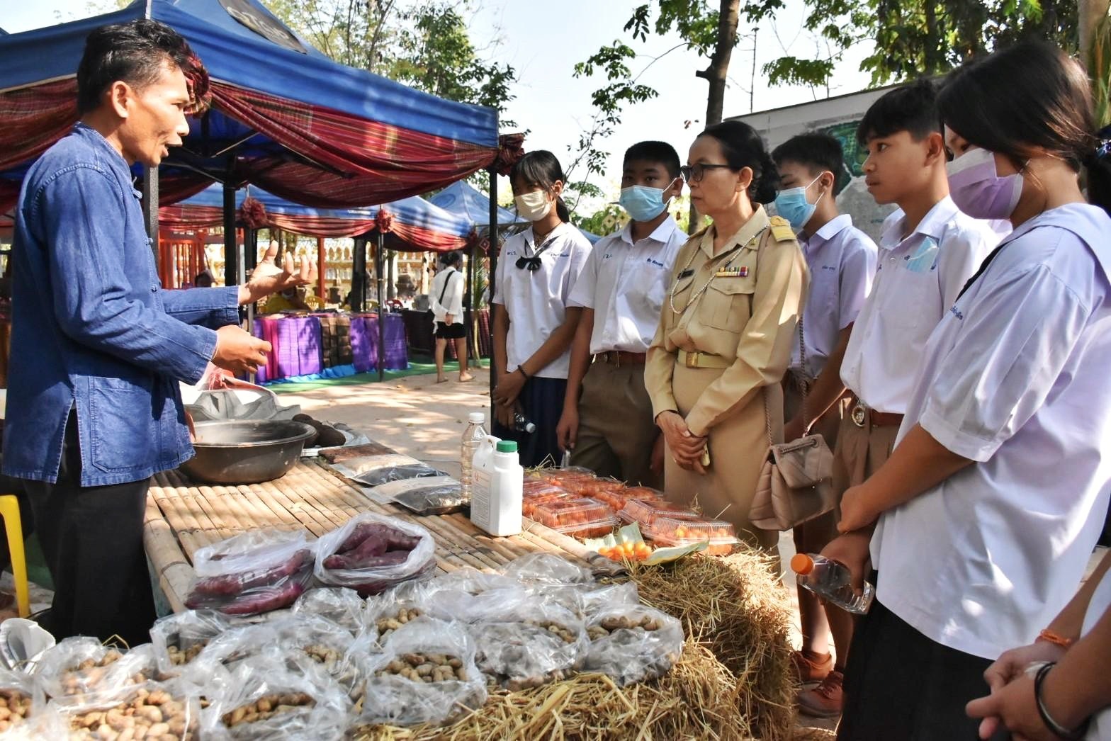 พลตรี กัลย์สรรค์ จันทรเสน ประจำสำนักพระราชวังพิเศษ ระดับ 10 ปฏิบัติหน้าที่รองผู้อำนวยการศูนย์อำนวยการใหญ่จิตอาสาพระราชทาน กำหนดจัดกิจกรรมพระราชทานในพื้นที่ ณ วัดใต้ดงใหญ่ ตำบลดงใหญ่ อำเภอวาปีปทุม จังหวัดมหาสารคาม : พช.มหาสารคาม ร่วมกับ เครือข่าย โคก หนอง นา และกลุ่มอาชีพ จัดแสดงนิทรรศการและจำหน่ายผลผลิต และ ผลิตภัณฑ์ชุมชน ในกิจกรรมพระราชทาน ด้วย