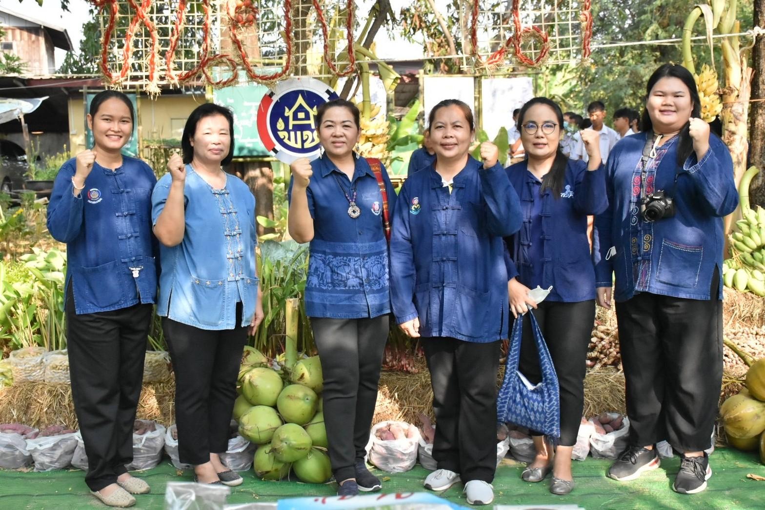 พลตรี กัลย์สรรค์ จันทรเสน ประจำสำนักพระราชวังพิเศษ ระดับ 10 ปฏิบัติหน้าที่รองผู้อำนวยการศูนย์อำนวยการใหญ่จิตอาสาพระราชทาน กำหนดจัดกิจกรรมพระราชทานในพื้นที่ ณ วัดใต้ดงใหญ่ ตำบลดงใหญ่ อำเภอวาปีปทุม จังหวัดมหาสารคาม : พช.มหาสารคาม ร่วมกับ เครือข่าย โคก หนอง นา และกลุ่มอาชีพ จัดแสดงนิทรรศการและจำหน่ายผลผลิต และ ผลิตภัณฑ์ชุมชน ในกิจกรรมพระราชทาน ด้วย