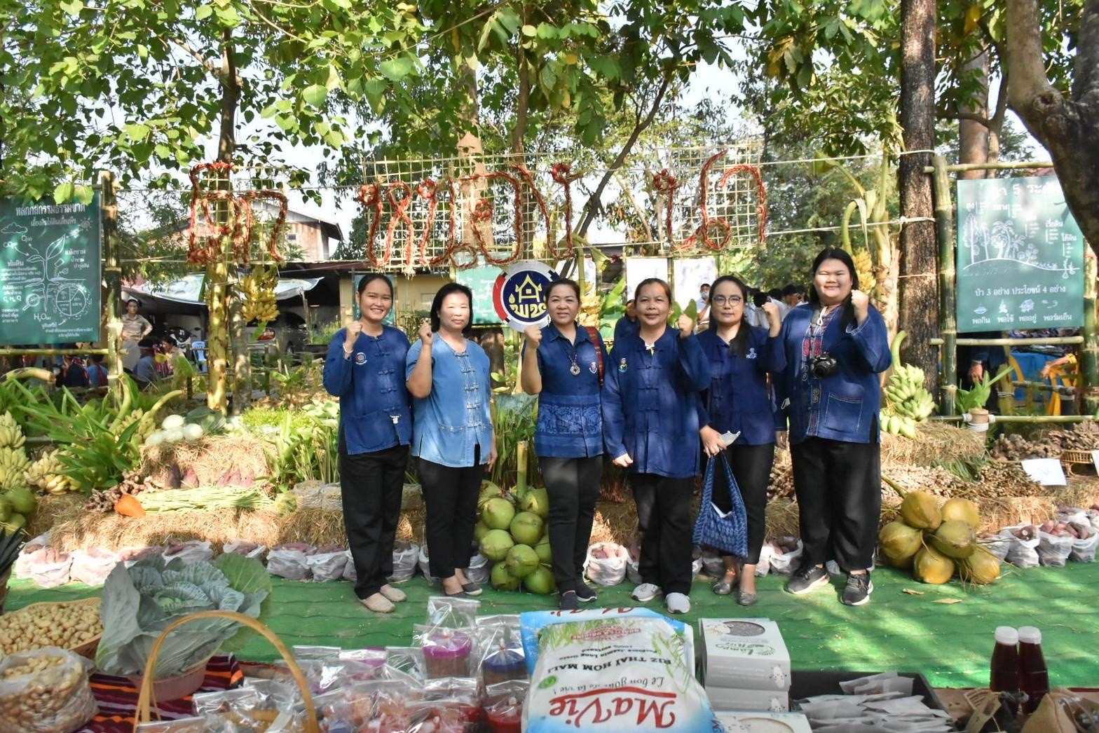 พลตรี กัลย์สรรค์ จันทรเสน ประจำสำนักพระราชวังพิเศษ ระดับ 10 ปฏิบัติหน้าที่รองผู้อำนวยการศูนย์อำนวยการใหญ่จิตอาสาพระราชทาน กำหนดจัดกิจกรรมพระราชทานในพื้นที่ ณ วัดใต้ดงใหญ่ ตำบลดงใหญ่ อำเภอวาปีปทุม จังหวัดมหาสารคาม : พช.มหาสารคาม ร่วมกับ เครือข่าย โคก หนอง นา และกลุ่มอาชีพ จัดแสดงนิทรรศการและจำหน่ายผลผลิต และ ผลิตภัณฑ์ชุมชน ในกิจกรรมพระราชทาน ด้วย