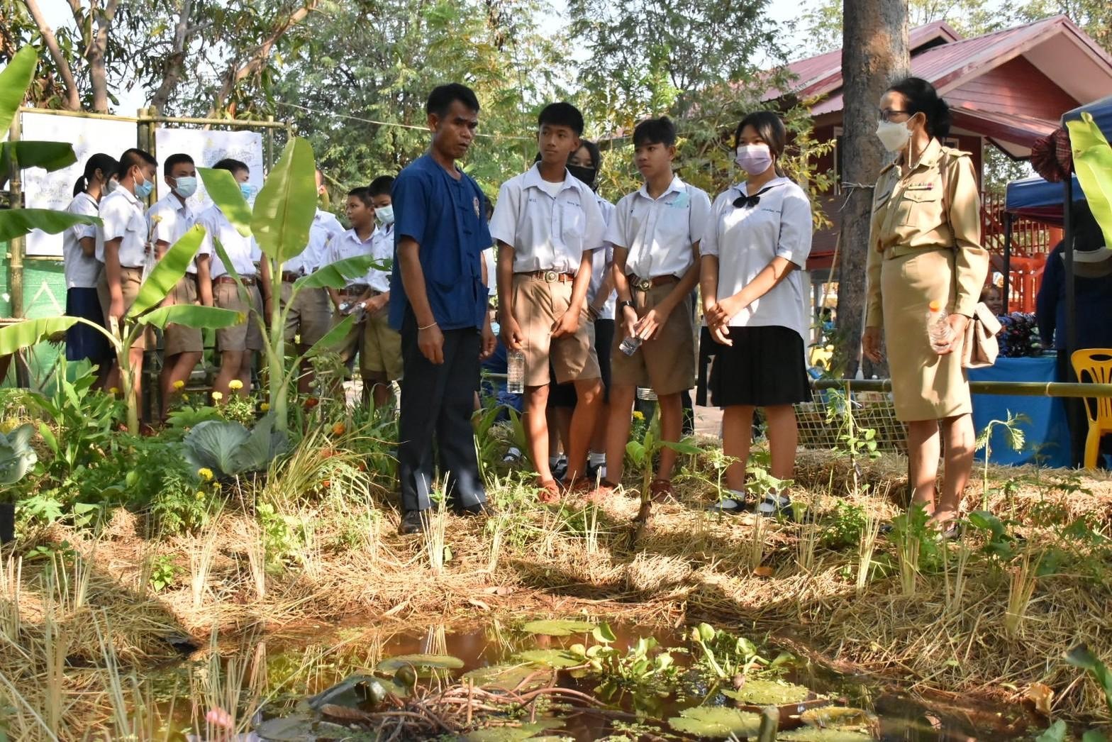 พลตรี กัลย์สรรค์ จันทรเสน ประจำสำนักพระราชวังพิเศษ ระดับ 10 ปฏิบัติหน้าที่รองผู้อำนวยการศูนย์อำนวยการใหญ่จิตอาสาพระราชทาน กำหนดจัดกิจกรรมพระราชทานในพื้นที่ ณ วัดใต้ดงใหญ่ ตำบลดงใหญ่ อำเภอวาปีปทุม จังหวัดมหาสารคาม : พช.มหาสารคาม ร่วมกับ เครือข่าย โคก หนอง นา และกลุ่มอาชีพ จัดแสดงนิทรรศการและจำหน่ายผลผลิต และ ผลิตภัณฑ์ชุมชน ในกิจกรรมพระราชทาน ด้วย