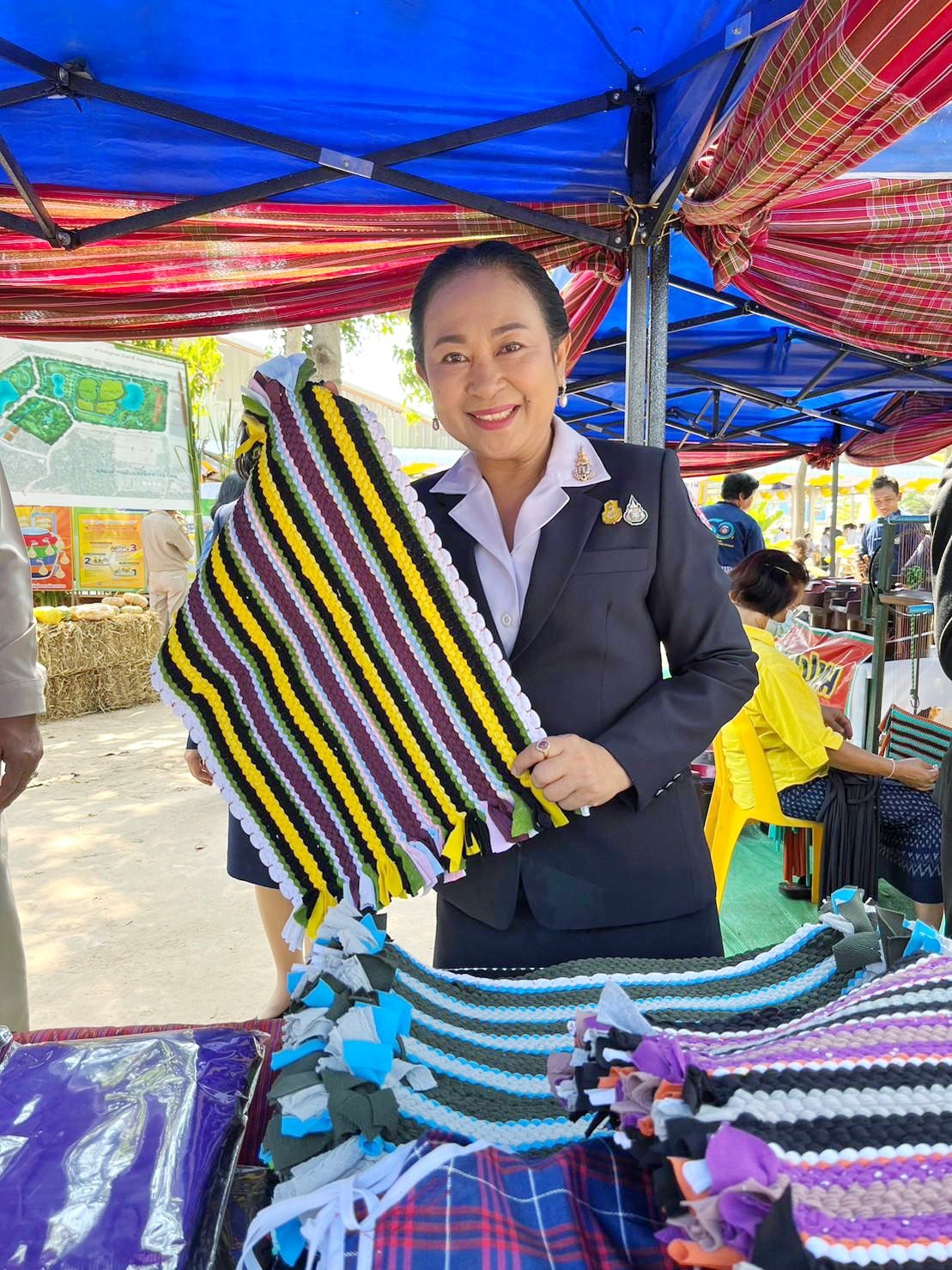 พลตรี กัลย์สรรค์ จันทรเสน ประจำสำนักพระราชวังพิเศษ ระดับ 10 ปฏิบัติหน้าที่รองผู้อำนวยการศูนย์อำนวยการใหญ่จิตอาสาพระราชทาน กำหนดจัดกิจกรรมพระราชทานในพื้นที่ ณ วัดใต้ดงใหญ่ ตำบลดงใหญ่ อำเภอวาปีปทุม จังหวัดมหาสารคาม : พช.มหาสารคาม ร่วมกับ เครือข่าย โคก หนอง นา และกลุ่มอาชีพ จัดแสดงนิทรรศการและจำหน่ายผลผลิต และ ผลิตภัณฑ์ชุมชน ในกิจกรรมพระราชทาน ด้วย