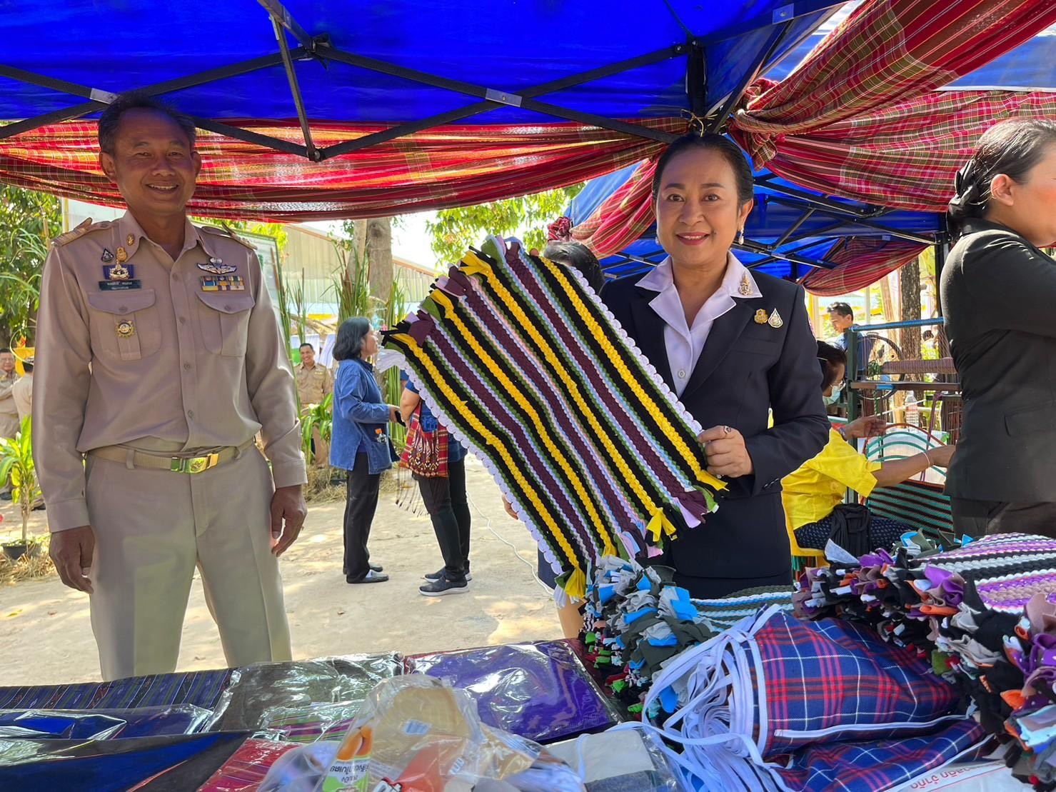 พลตรี กัลย์สรรค์ จันทรเสน ประจำสำนักพระราชวังพิเศษ ระดับ 10 ปฏิบัติหน้าที่รองผู้อำนวยการศูนย์อำนวยการใหญ่จิตอาสาพระราชทาน กำหนดจัดกิจกรรมพระราชทานในพื้นที่ ณ วัดใต้ดงใหญ่ ตำบลดงใหญ่ อำเภอวาปีปทุม จังหวัดมหาสารคาม : พช.มหาสารคาม ร่วมกับ เครือข่าย โคก หนอง นา และกลุ่มอาชีพ จัดแสดงนิทรรศการและจำหน่ายผลผลิต และ ผลิตภัณฑ์ชุมชน ในกิจกรรมพระราชทาน ด้วย