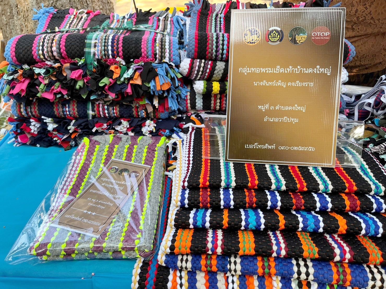 พลตรี กัลย์สรรค์ จันทรเสน ประจำสำนักพระราชวังพิเศษ ระดับ 10 ปฏิบัติหน้าที่รองผู้อำนวยการศูนย์อำนวยการใหญ่จิตอาสาพระราชทาน กำหนดจัดกิจกรรมพระราชทานในพื้นที่ ณ วัดใต้ดงใหญ่ ตำบลดงใหญ่ อำเภอวาปีปทุม จังหวัดมหาสารคาม : พช.มหาสารคาม ร่วมกับ เครือข่าย โคก หนอง นา และกลุ่มอาชีพ จัดแสดงนิทรรศการและจำหน่ายผลผลิต และ ผลิตภัณฑ์ชุมชน ในกิจกรรมพระราชทาน ด้วย