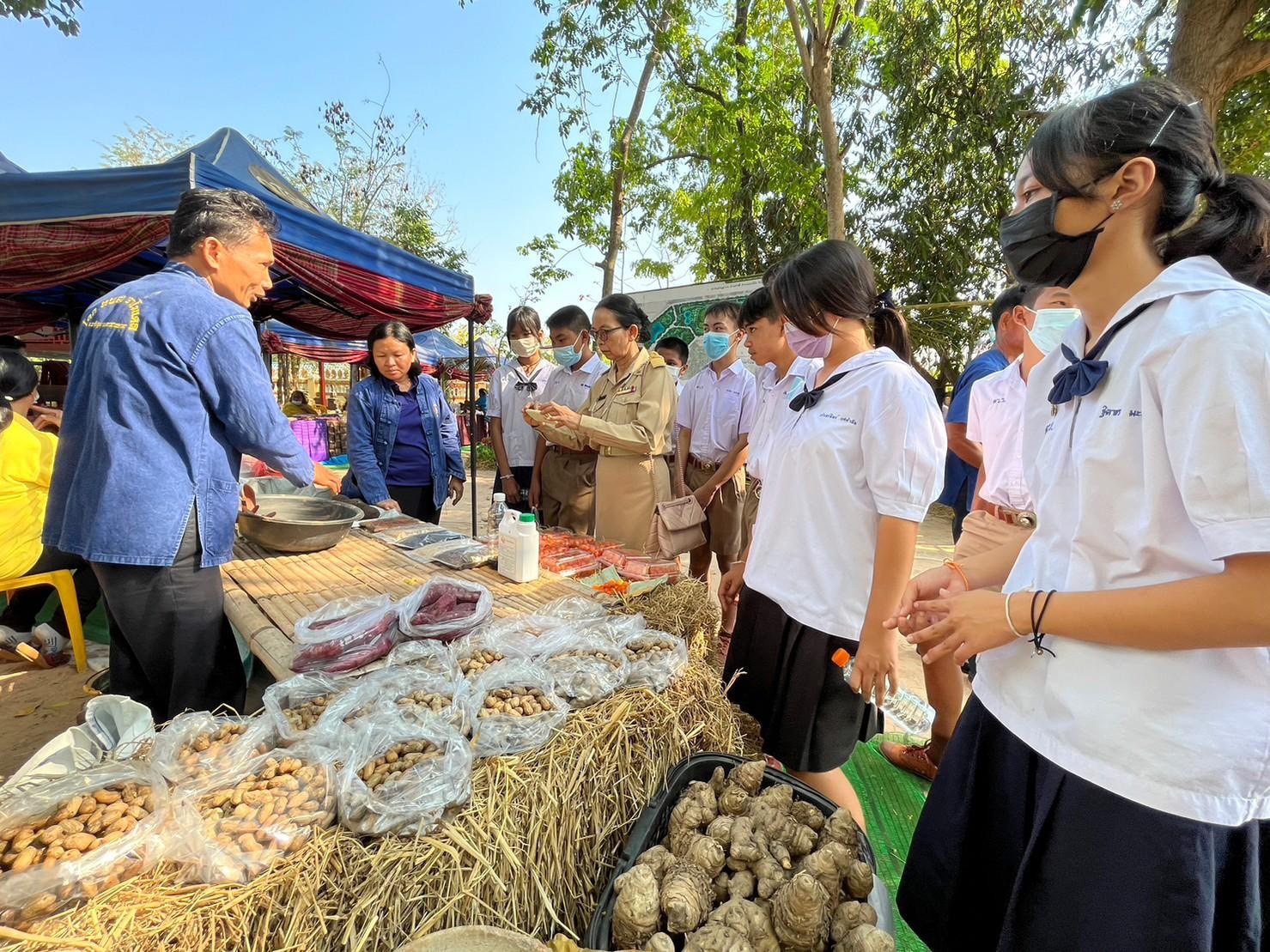 พลตรี กัลย์สรรค์ จันทรเสน ประจำสำนักพระราชวังพิเศษ ระดับ 10 ปฏิบัติหน้าที่รองผู้อำนวยการศูนย์อำนวยการใหญ่จิตอาสาพระราชทาน กำหนดจัดกิจกรรมพระราชทานในพื้นที่ ณ วัดใต้ดงใหญ่ ตำบลดงใหญ่ อำเภอวาปีปทุม จังหวัดมหาสารคาม : พช.มหาสารคาม ร่วมกับ เครือข่าย โคก หนอง นา และกลุ่มอาชีพ จัดแสดงนิทรรศการและจำหน่ายผลผลิต และ ผลิตภัณฑ์ชุมชน ในกิจกรรมพระราชทาน ด้วย