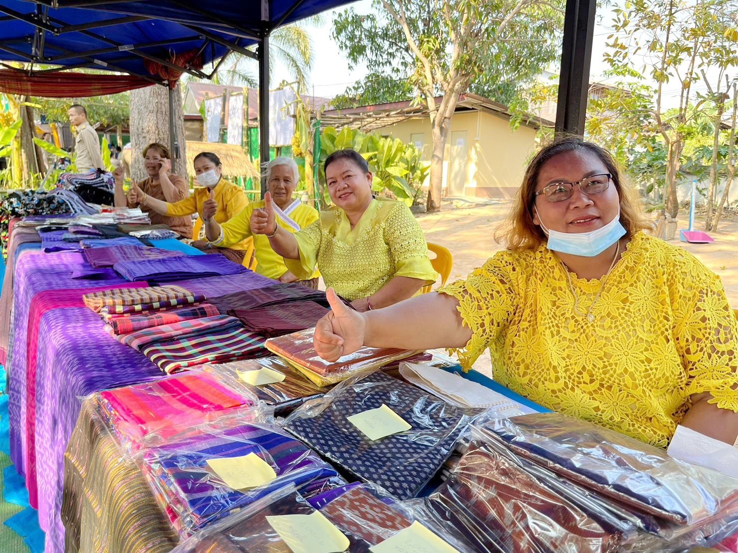 พลตรี กัลย์สรรค์ จันทรเสน ประจำสำนักพระราชวังพิเศษ ระดับ 10 ปฏิบัติหน้าที่รองผู้อำนวยการศูนย์อำนวยการใหญ่จิตอาสาพระราชทาน กำหนดจัดกิจกรรมพระราชทานในพื้นที่ ณ วัดใต้ดงใหญ่ ตำบลดงใหญ่ อำเภอวาปีปทุม จังหวัดมหาสารคาม : พช.มหาสารคาม ร่วมกับ เครือข่าย โคก หนอง นา และกลุ่มอาชีพ จัดแสดงนิทรรศการและจำหน่ายผลผลิต และ ผลิตภัณฑ์ชุมชน ในกิจกรรมพระราชทาน ด้วย