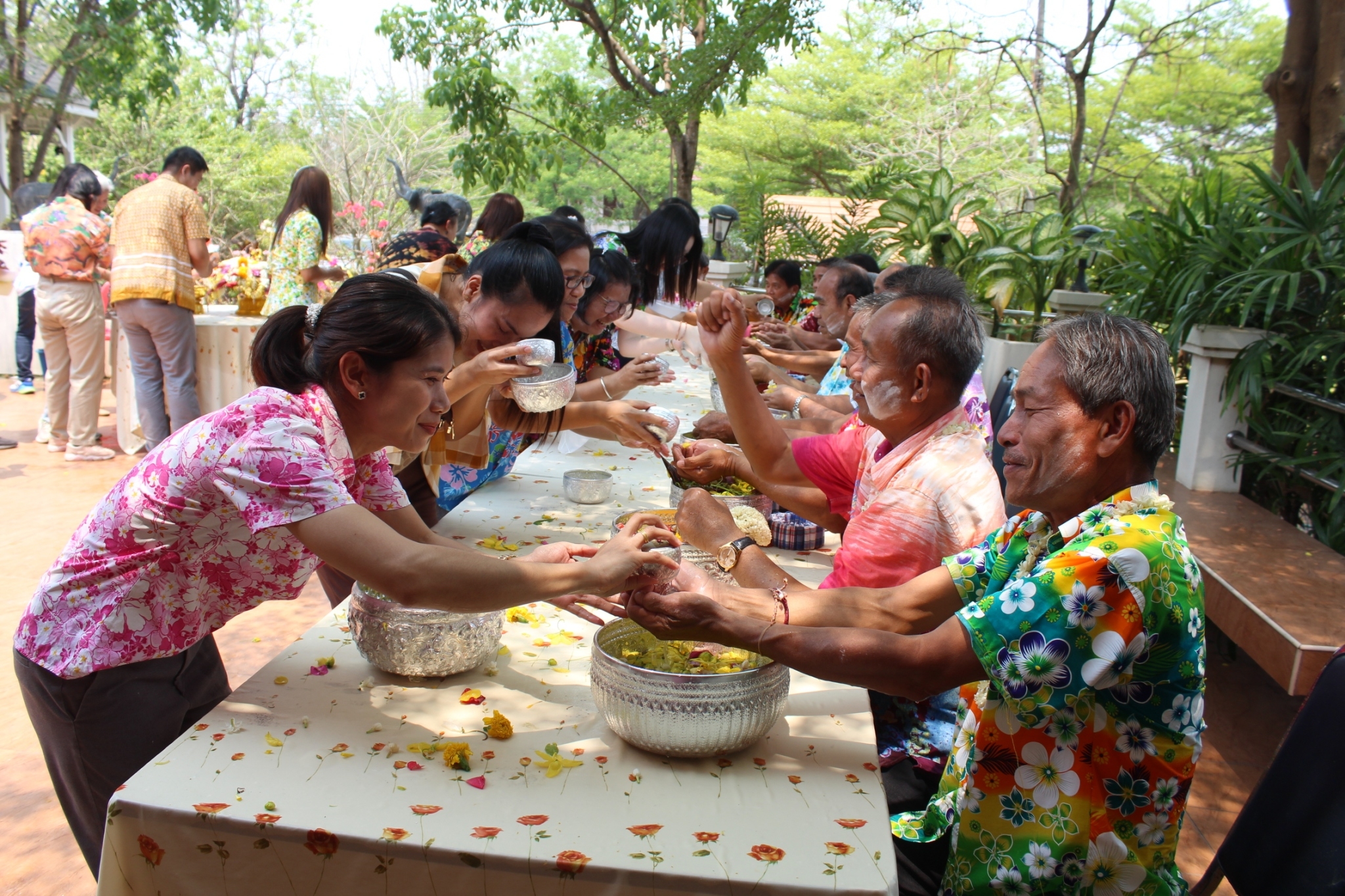 พช.มหาสารคาม จัดกิจกรรมสืบสานประเพณีและวัฒนธรรมไทย รดนำ้ขอพร เนื่องในเทศกาลสงกรานต์ ปี 2566