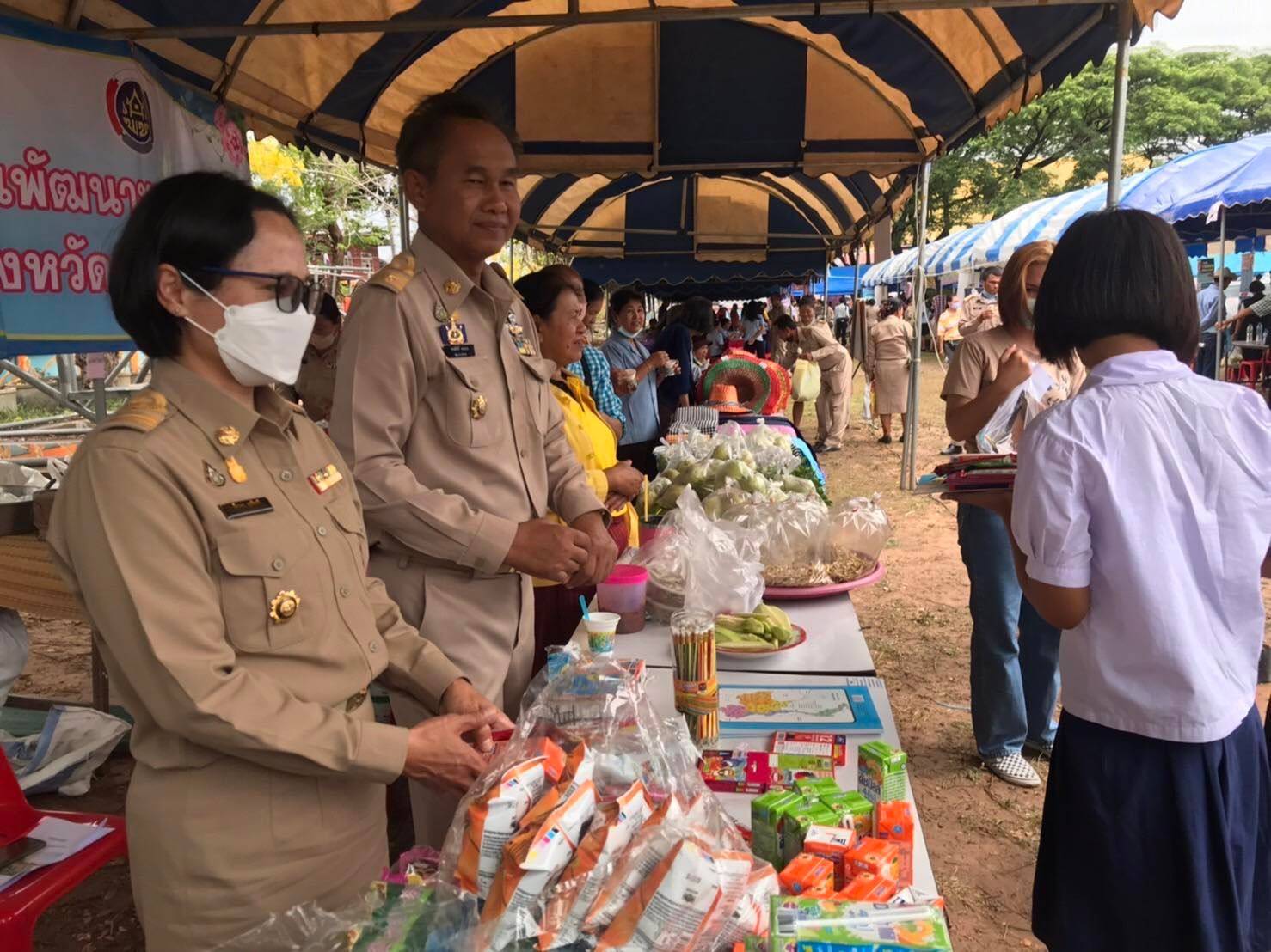 ??พช.มหาสารคาม ร่วมกิจกรรมโครงการปกป้องและเชิดชูสถาบันพระมหากษัตริย์ และหน่วยบำบัดทุกข์ บำรุงสุข สร้างรอยยิ้มให้ประชาชน (จังหวัดเคลื่อนที่) ??