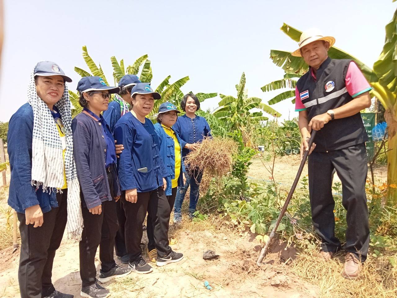 พช.มหาสารคาม ร่วมกับภาคีเครือข่ายโคกหนองนา จัดกิจกรรมเอามื้อสามัคคี ณ แปลงโคกหนองนา อำเภอเมืองมหาสารคาม