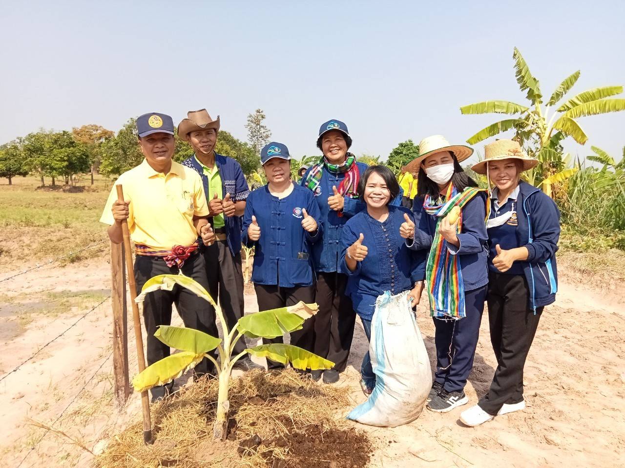 พช.มหาสารคาม ร่วมกับภาคีเครือข่ายโคกหนองนา จัดกิจกรรมเอามื้อสามัคคี ณ แปลงโคกหนองนา อำเภอเมืองมหาสารคาม