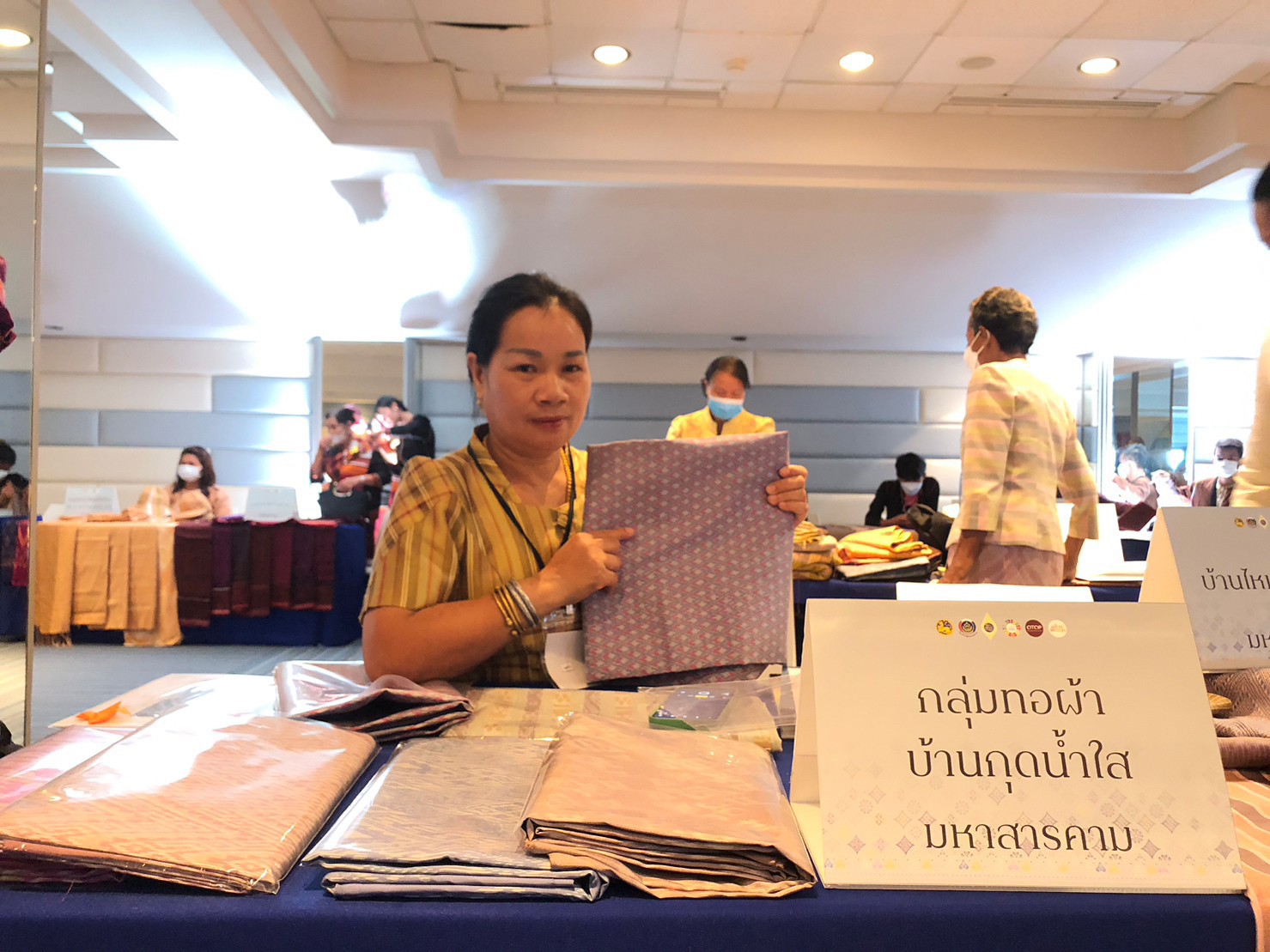 สำนักงานพัฒนาชุมชนจังหวัดมหาสารคาม ร่วมโครงการยกระดับและพัฒนาผลิตภัณฑ์ภูมิปัญญาผ้าไทยและงานหัตกรรมชุมชน ที่จังหวัดบุรีรัมย์