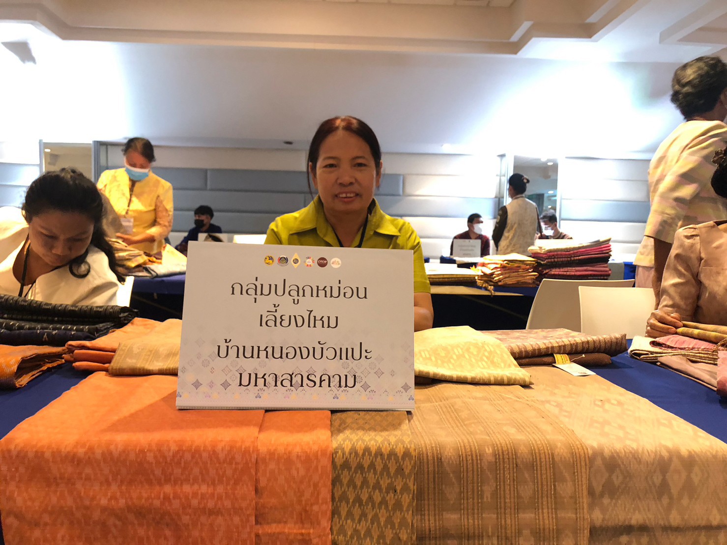 สำนักงานพัฒนาชุมชนจังหวัดมหาสารคาม ร่วมโครงการยกระดับและพัฒนาผลิตภัณฑ์ภูมิปัญญาผ้าไทยและงานหัตกรรมชุมชน ที่จังหวัดบุรีรัมย์