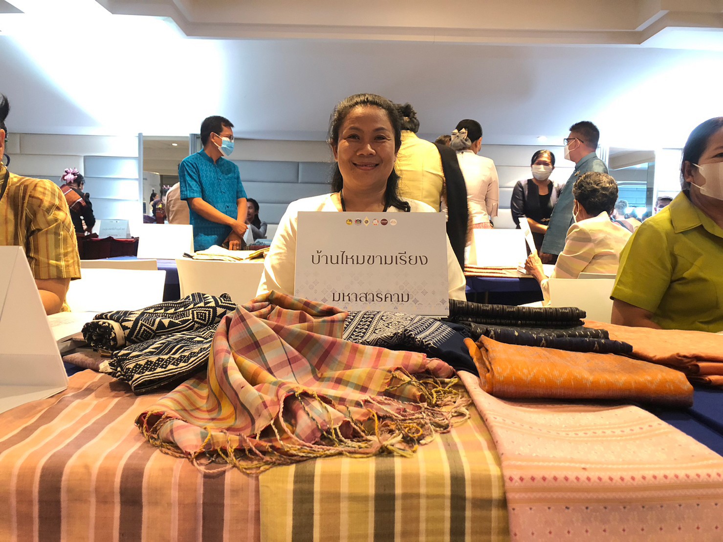 สำนักงานพัฒนาชุมชนจังหวัดมหาสารคาม ร่วมโครงการยกระดับและพัฒนาผลิตภัณฑ์ภูมิปัญญาผ้าไทยและงานหัตกรรมชุมชน ที่จังหวัดบุรีรัมย์