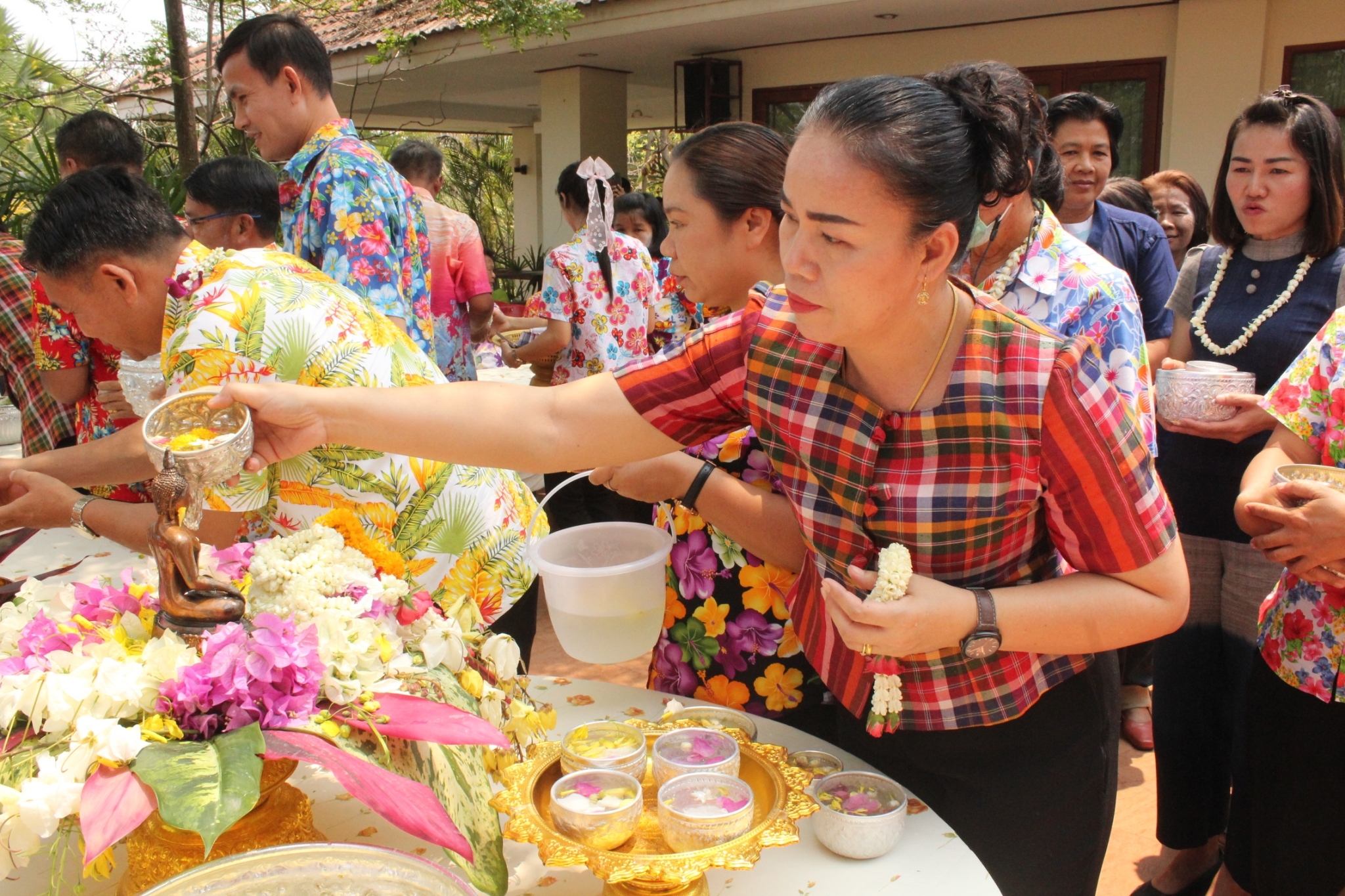 พช.มหาสารคาม จัดกิจกรรมสืบสานประเพณีและวัฒนธรรมไทย รดนำ้ขอพร เนื่องในเทศกาลสงกรานต์ ปี 2566