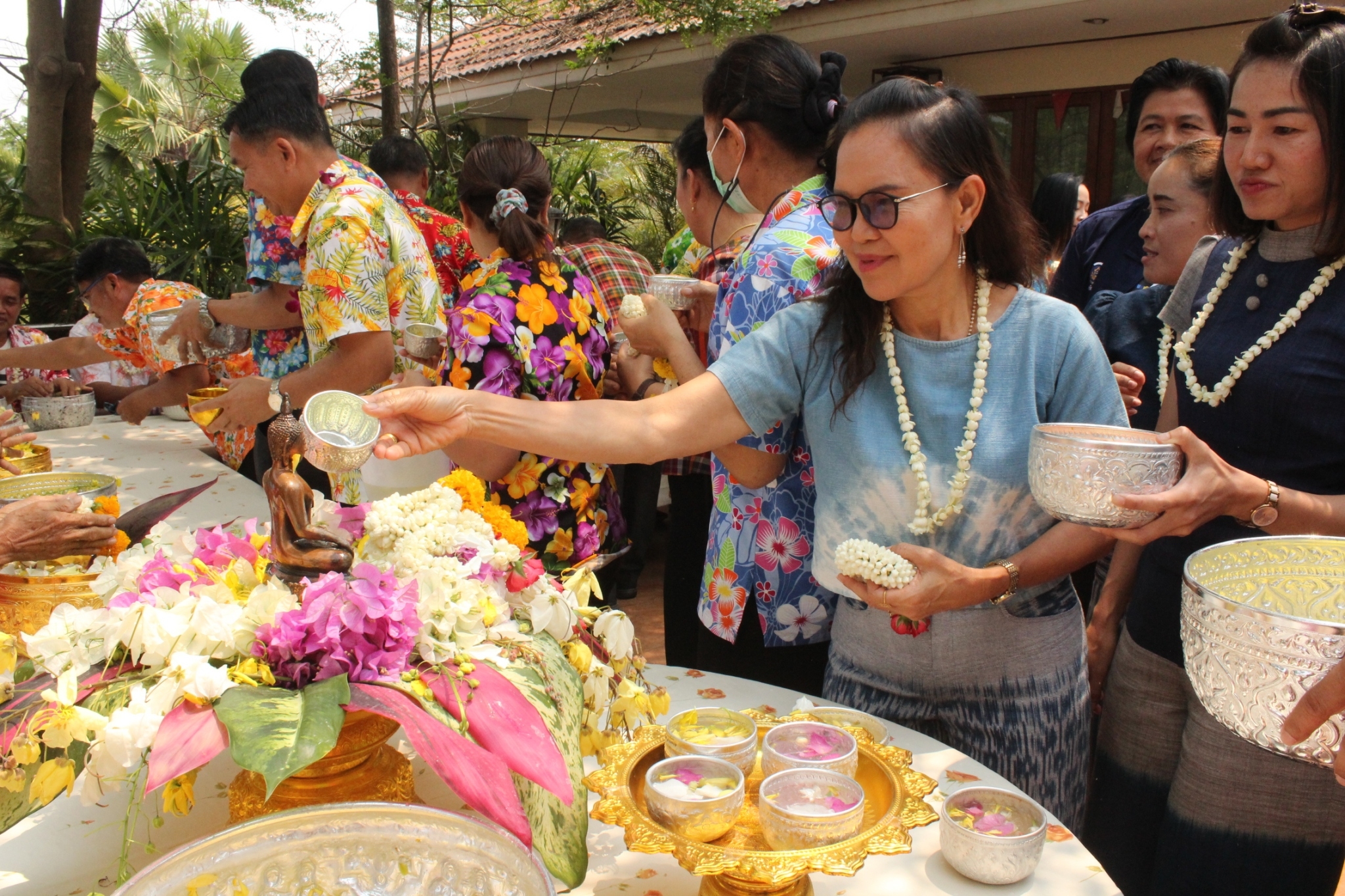 พช.มหาสารคาม จัดกิจกรรมสืบสานประเพณีและวัฒนธรรมไทย รดนำ้ขอพร เนื่องในเทศกาลสงกรานต์ ปี 2566