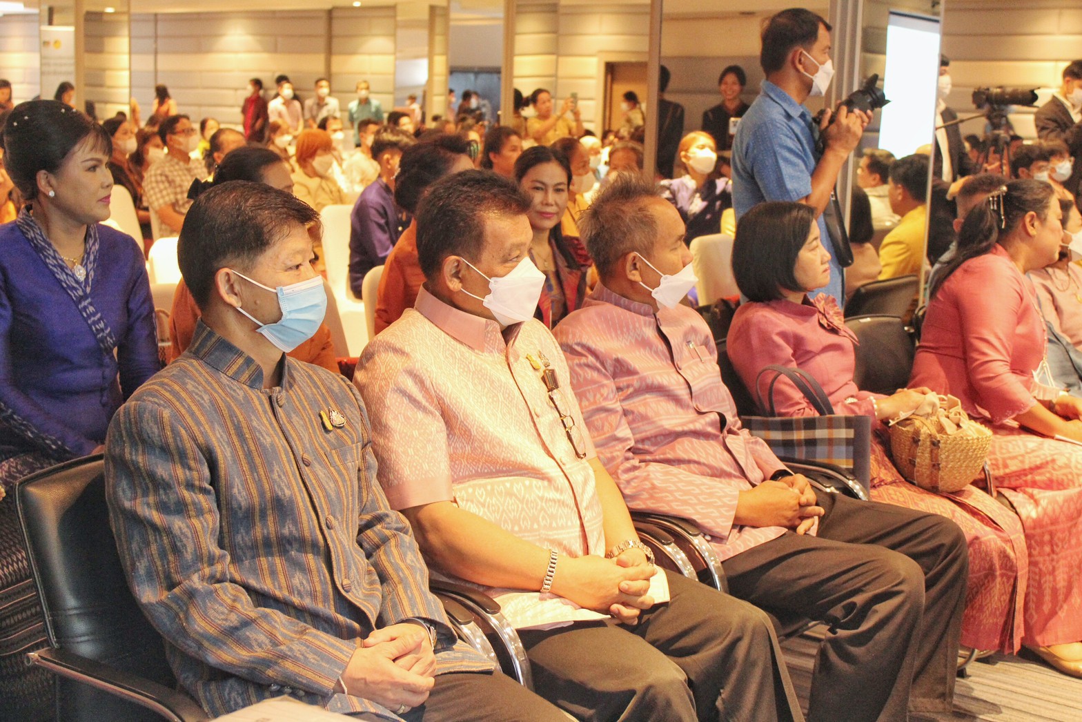 สำนักงานพัฒนาชุมชนจังหวัดมหาสารคาม ร่วมโครงการยกระดับและพัฒนาผลิตภัณฑ์ภูมิปัญญาผ้าไทยและงานหัตกรรมชุมชน ที่จังหวัดบุรีรัมย์