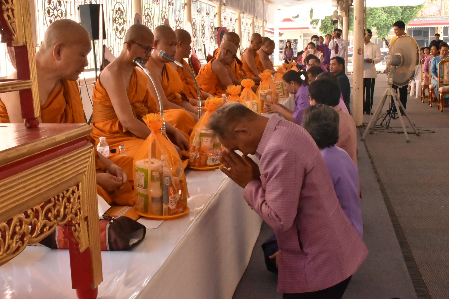 จังหวัดมหาสารคาม ประกอบพิธีทอดผ้าป่ามหากุศลสมทบกองทุนพัฒนาเด็กชนบทฯ จังหวัดมหาสารคาม