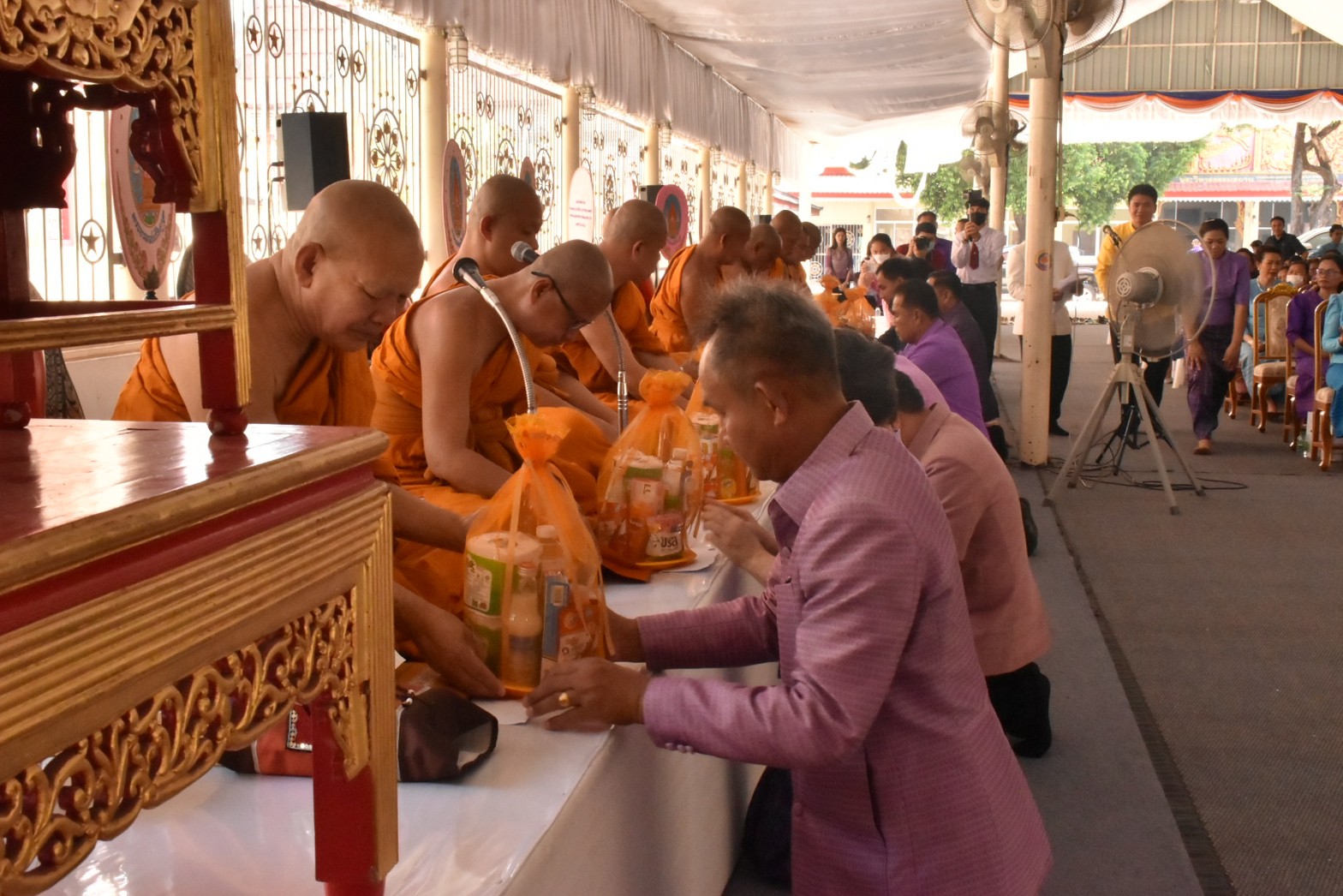 จังหวัดมหาสารคาม ประกอบพิธีทอดผ้าป่ามหากุศลสมทบกองทุนพัฒนาเด็กชนบทฯ จังหวัดมหาสารคาม