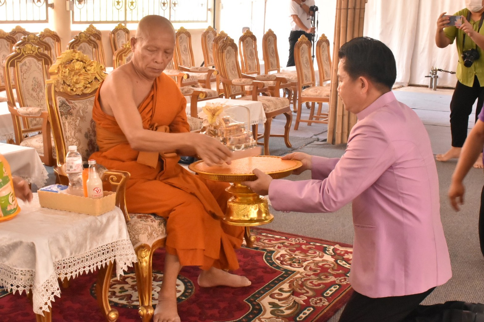 จังหวัดมหาสารคาม ประกอบพิธีทอดผ้าป่ามหากุศลสมทบกองทุนพัฒนาเด็กชนบทฯ จังหวัดมหาสารคาม