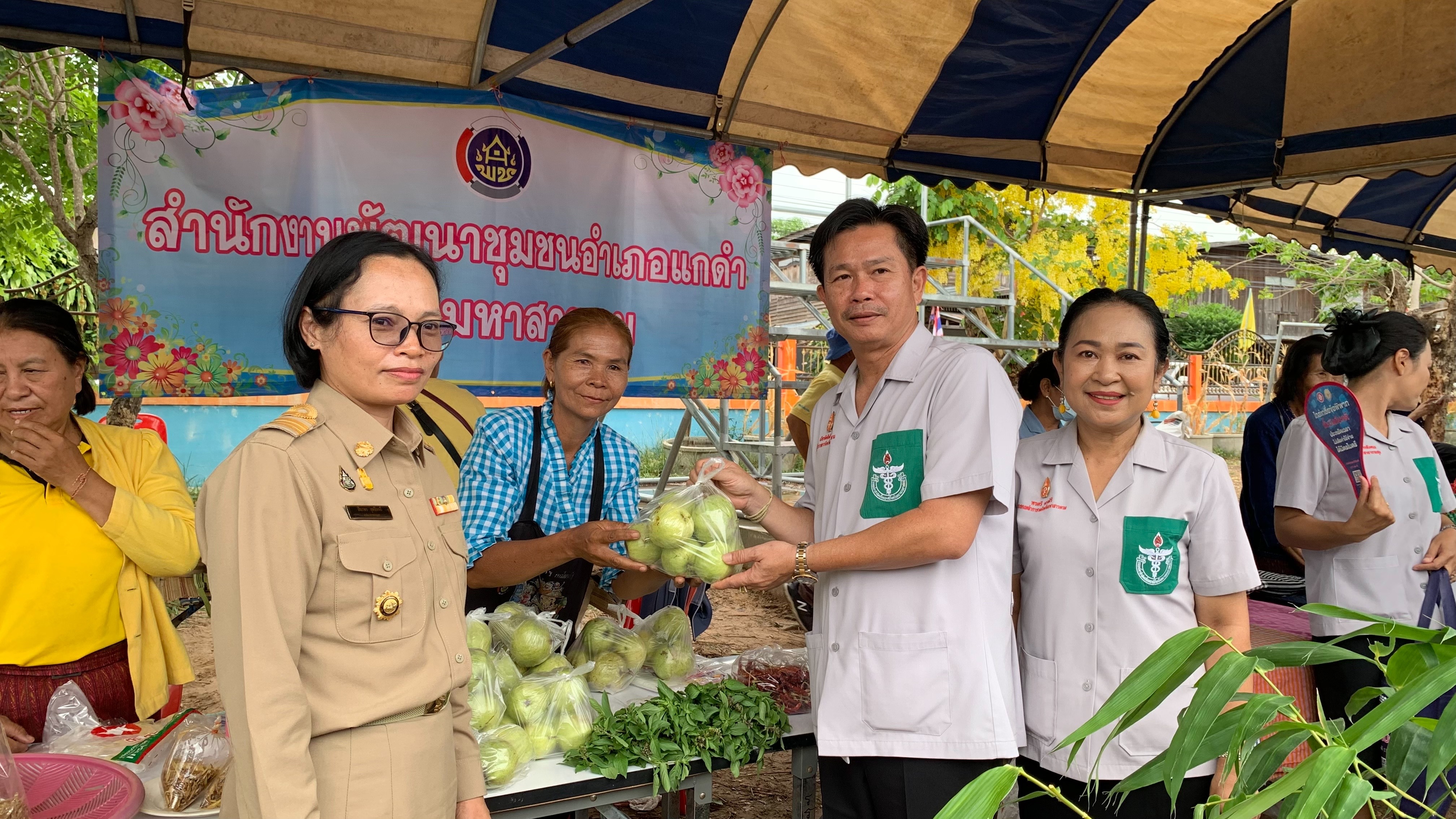 ??พช.มหาสารคาม ร่วมกิจกรรมโครงการปกป้องและเชิดชูสถาบันพระมหากษัตริย์ และหน่วยบำบัดทุกข์ บำรุงสุข สร้างรอยยิ้มให้ประชาชน (จังหวัดเคลื่อนที่) ??
