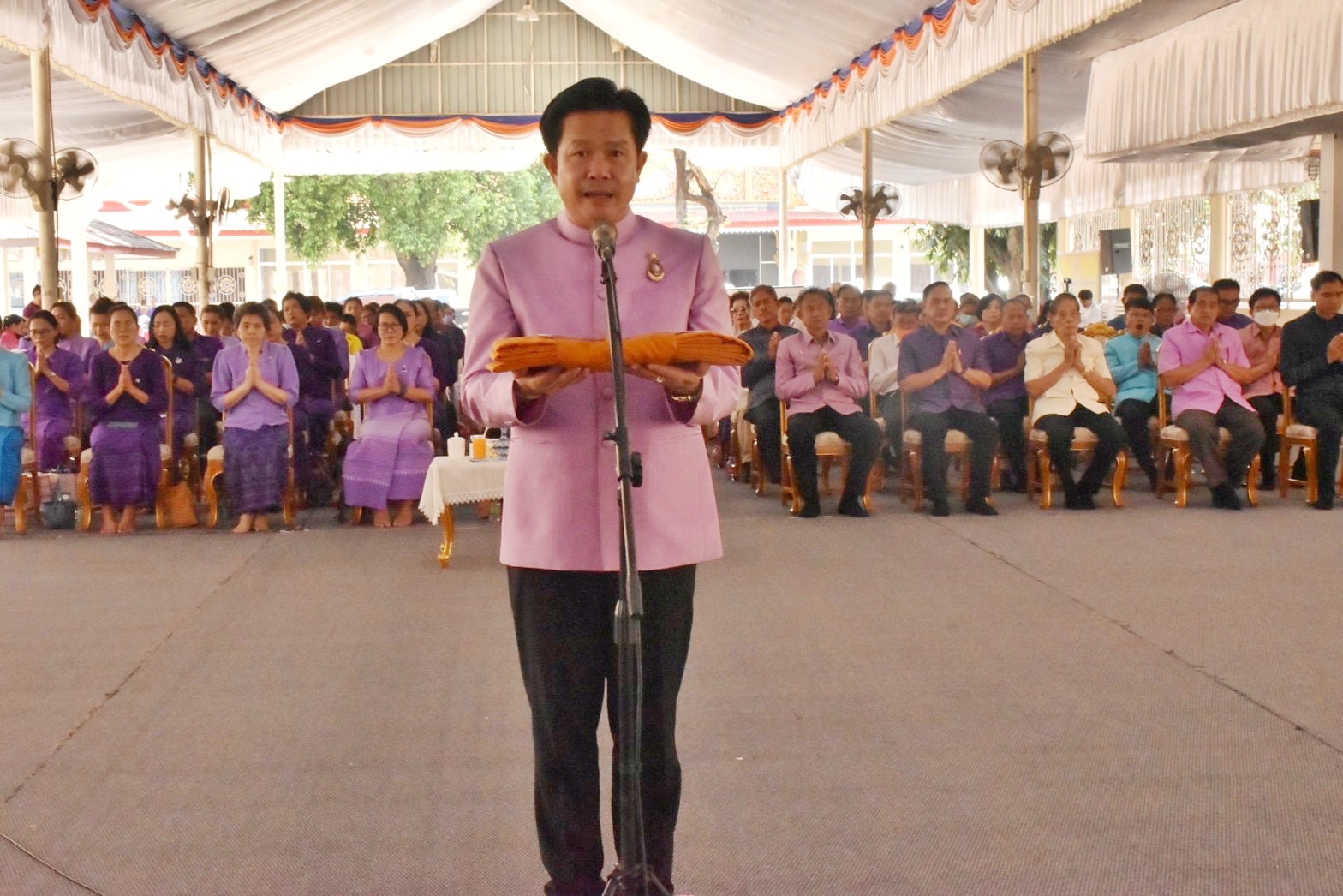 จังหวัดมหาสารคาม ประกอบพิธีทอดผ้าป่ามหากุศลสมทบกองทุนพัฒนาเด็กชนบทฯ จังหวัดมหาสารคาม