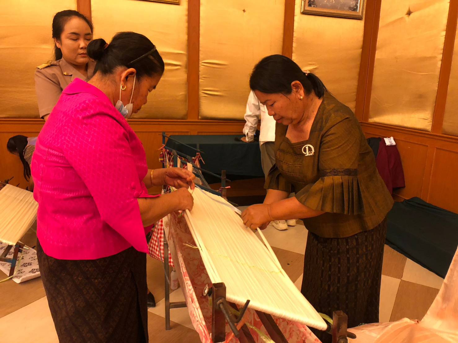 ? พช.มหาสารคาม สนองพระดำริสมเด็จพระเจ้าลูกเธอ เจ้าฟ้าสิริวัณณวรี นารีรัตนราชกัญญา ส่งเสริมการทอผ้าไหมลายดอกรักราชกัญญา มุ่งสืบสานและต่อยอดภูมิปัญญา งานหัตถศิลป์พื้นถิ่นให้ดำรงอยู่คู่แผ่นดินไทยอย่างยั่งยืน