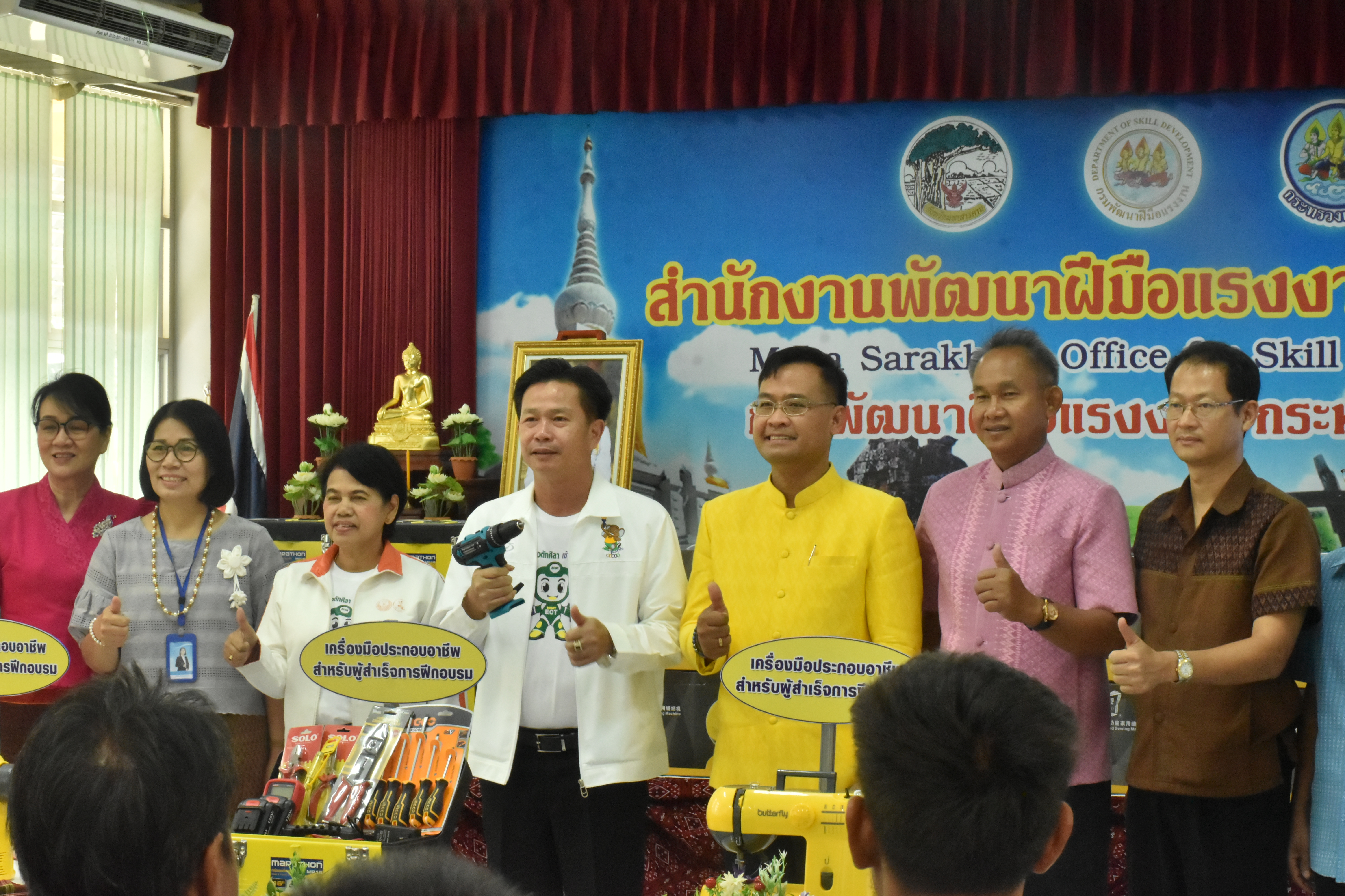 ? พช.มหาสารคาม ร่วมกิจกรรม มอบวุฒิบัตรและชุดเครื่องมือพื้นฐานในการประกอบอาชีพ โครงการเพิ่มทักษะเฉพาะแก่แรงงานอิสระยุค 4.0 (Gig Worker)?
