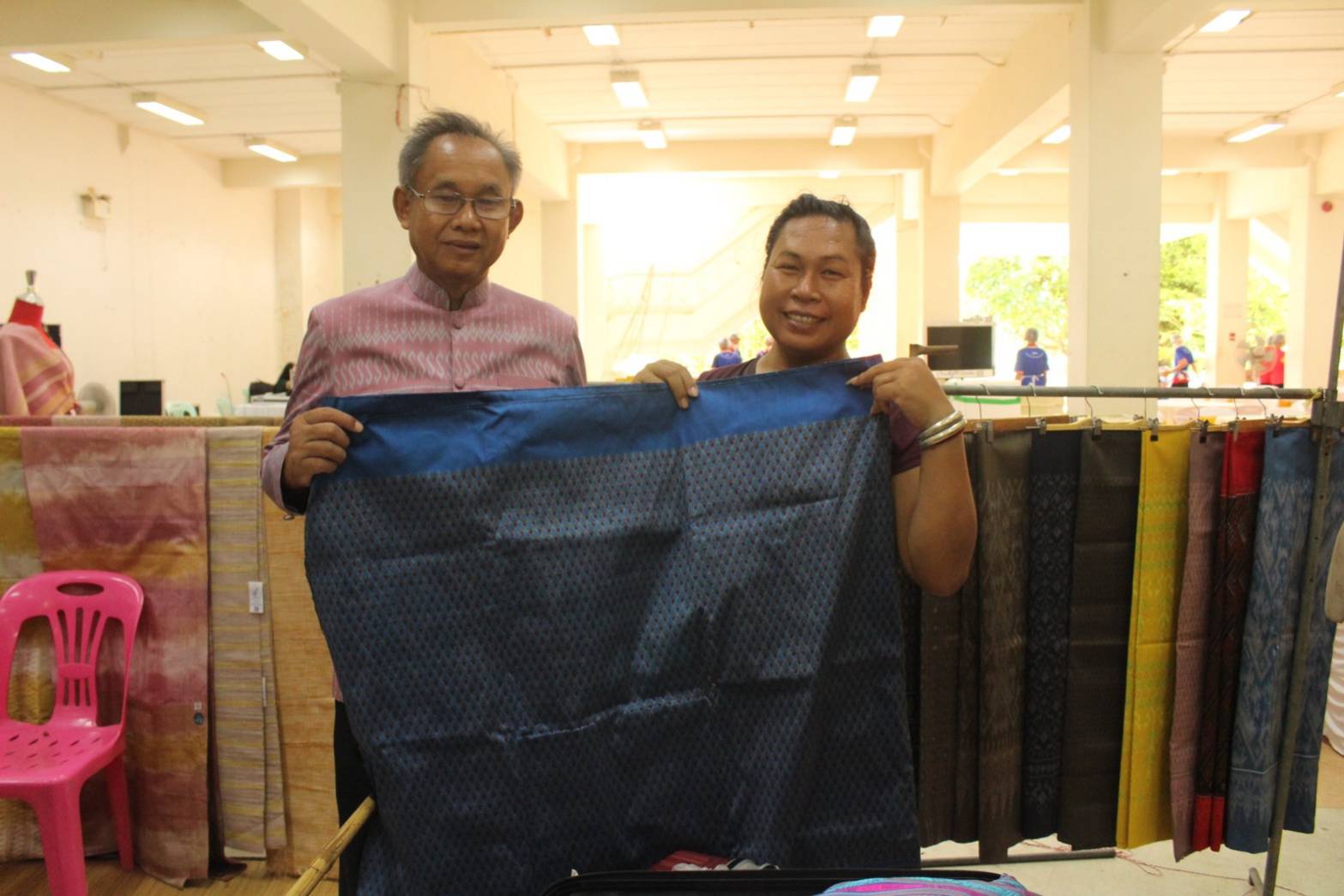 ?พช.มหาสารคาม เยี่ยมชม ให้กำลังใจ และอุดหนุนผู้ประกอบการ OTOP ในกิจกรรม การออกรางวัลสลากสัญจร จังหวัดมหาสารคาม?