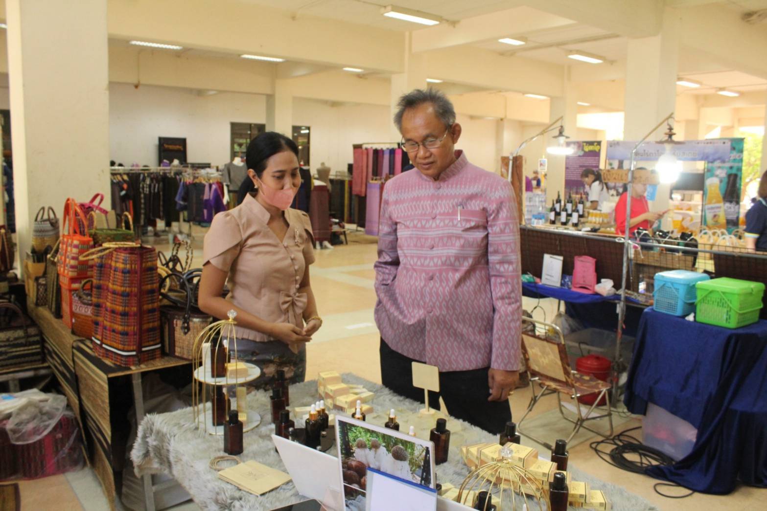?พช.มหาสารคาม เยี่ยมชม ให้กำลังใจ และอุดหนุนผู้ประกอบการ OTOP ในกิจกรรม การออกรางวัลสลากสัญจร จังหวัดมหาสารคาม?
