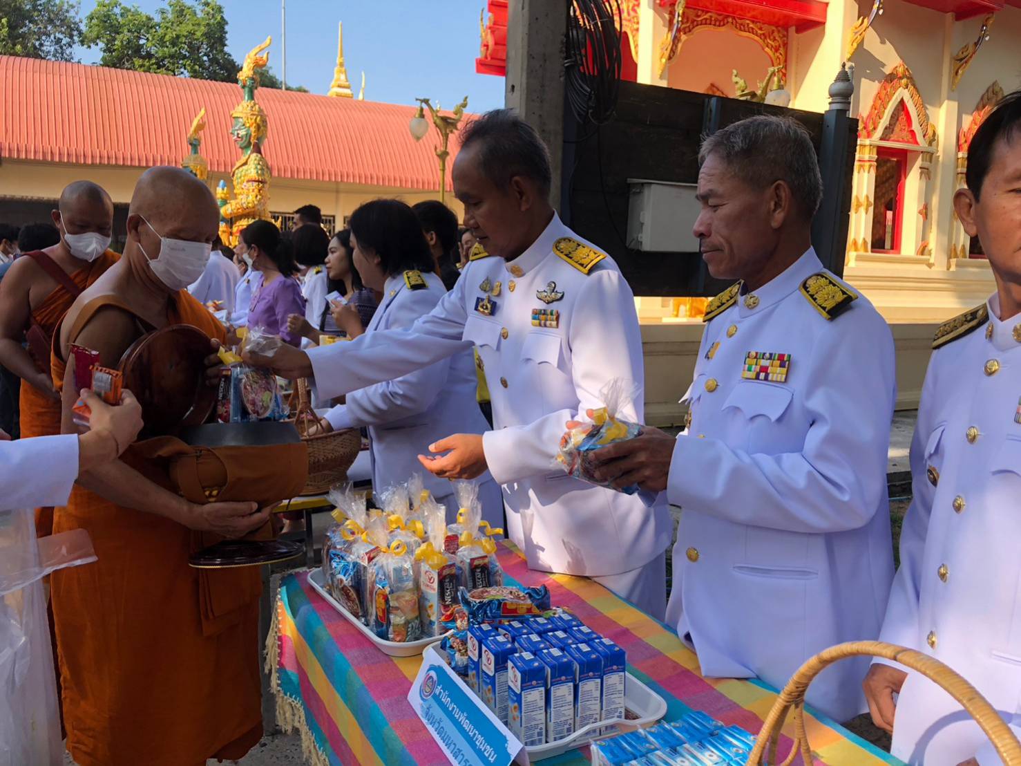 ?พช.มหาสารคาม  ร่วมทำบุญตักบาตร ถวายเป็นพระราชกุศลแด่ สมเด็จพระนางเจ้าฯ พระบรมราชินี เนื่องในโอกาสวันเฉลิมพระชนมพรรษา 3 มิถุนายน 2566?