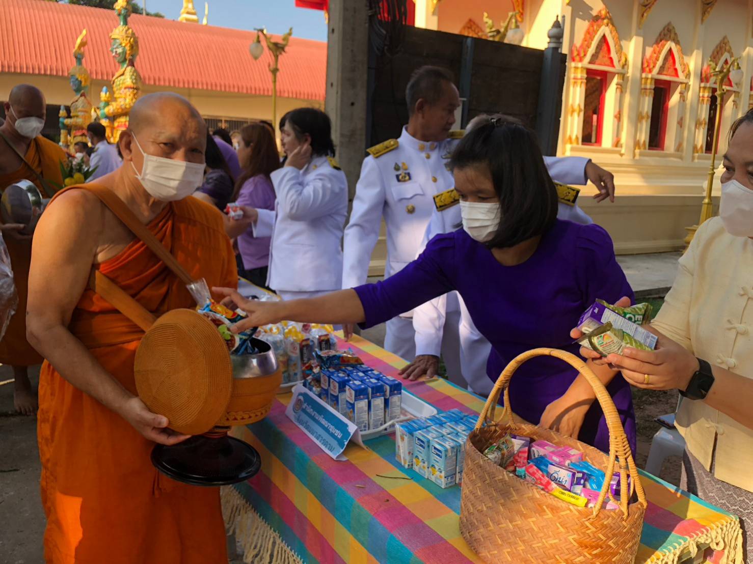 ?พช.มหาสารคาม  ร่วมทำบุญตักบาตร ถวายเป็นพระราชกุศลแด่ สมเด็จพระนางเจ้าฯ พระบรมราชินี เนื่องในโอกาสวันเฉลิมพระชนมพรรษา 3 มิถุนายน 2566?