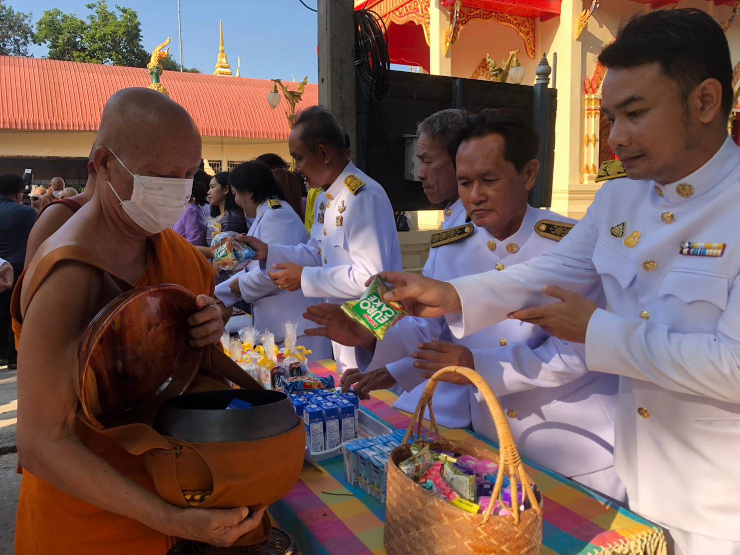?พช.มหาสารคาม  ร่วมทำบุญตักบาตร ถวายเป็นพระราชกุศลแด่ สมเด็จพระนางเจ้าฯ พระบรมราชินี เนื่องในโอกาสวันเฉลิมพระชนมพรรษา 3 มิถุนายน 2566?