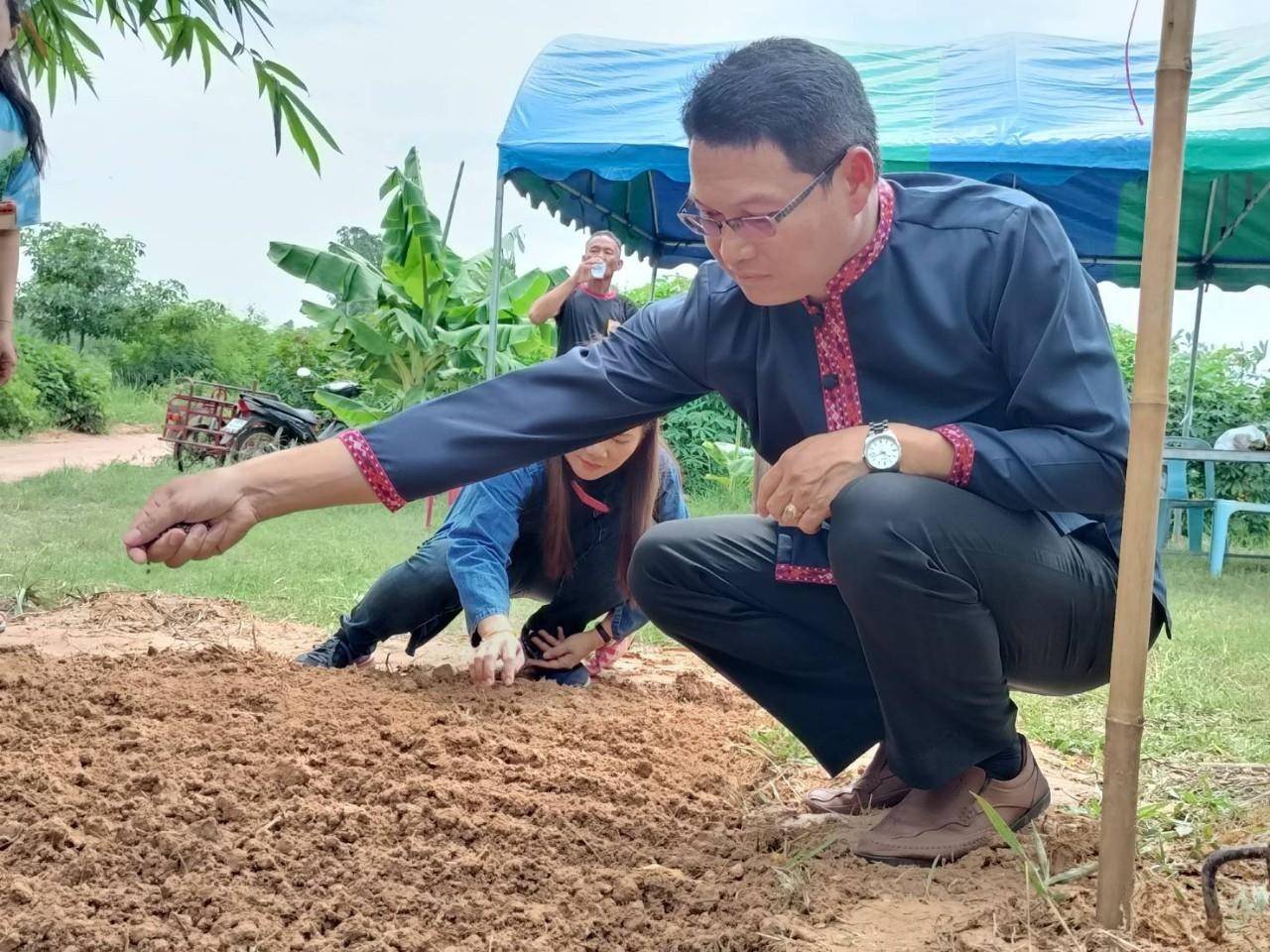 ?พช.มหาสารคาม ร่วมกับภาคีเครือข่ายโคกหนองนา จัดกิจกรรมเอามื้อสามัคคี ณ แปลงโคกหนองนา อำเภอกุดรัง?