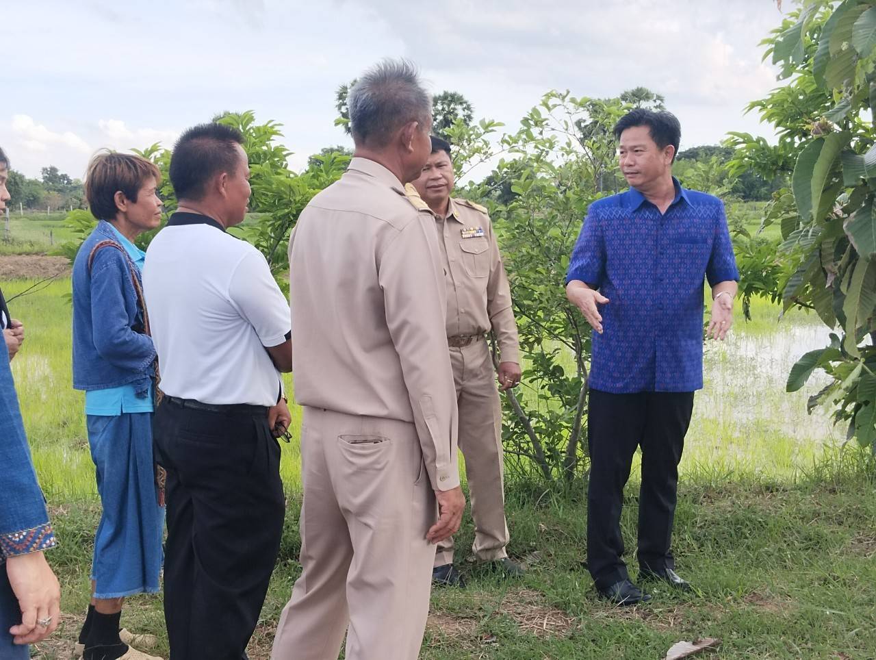 ?ผู้ว่าราชการจังหวัดมหาสารคาม ลงพื้นที่ลงพื้นที่ติดตามความก้าวหน้าเกษตกร ที่ดำเนินชีวิตตาม หลักทฤษฎีใหม่ประยุกต์สู่ โคก หนอง นา โมเดล อำเภอวาปีปทุม จังหวัดมหาสารคาม?