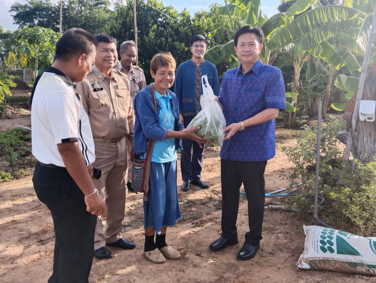 ?ผู้ว่าราชการจังหวัดมหาสารคาม ลงพื้นที่ลงพื้นที่ติดตามความก้าวหน้าเกษตกร ที่ดำเนินชีวิตตาม หลักทฤษฎีใหม่ประยุกต์สู่ โคก หนอง นา โมเดล อำเภอวาปีปทุม จังหวัดมหาสารคาม?