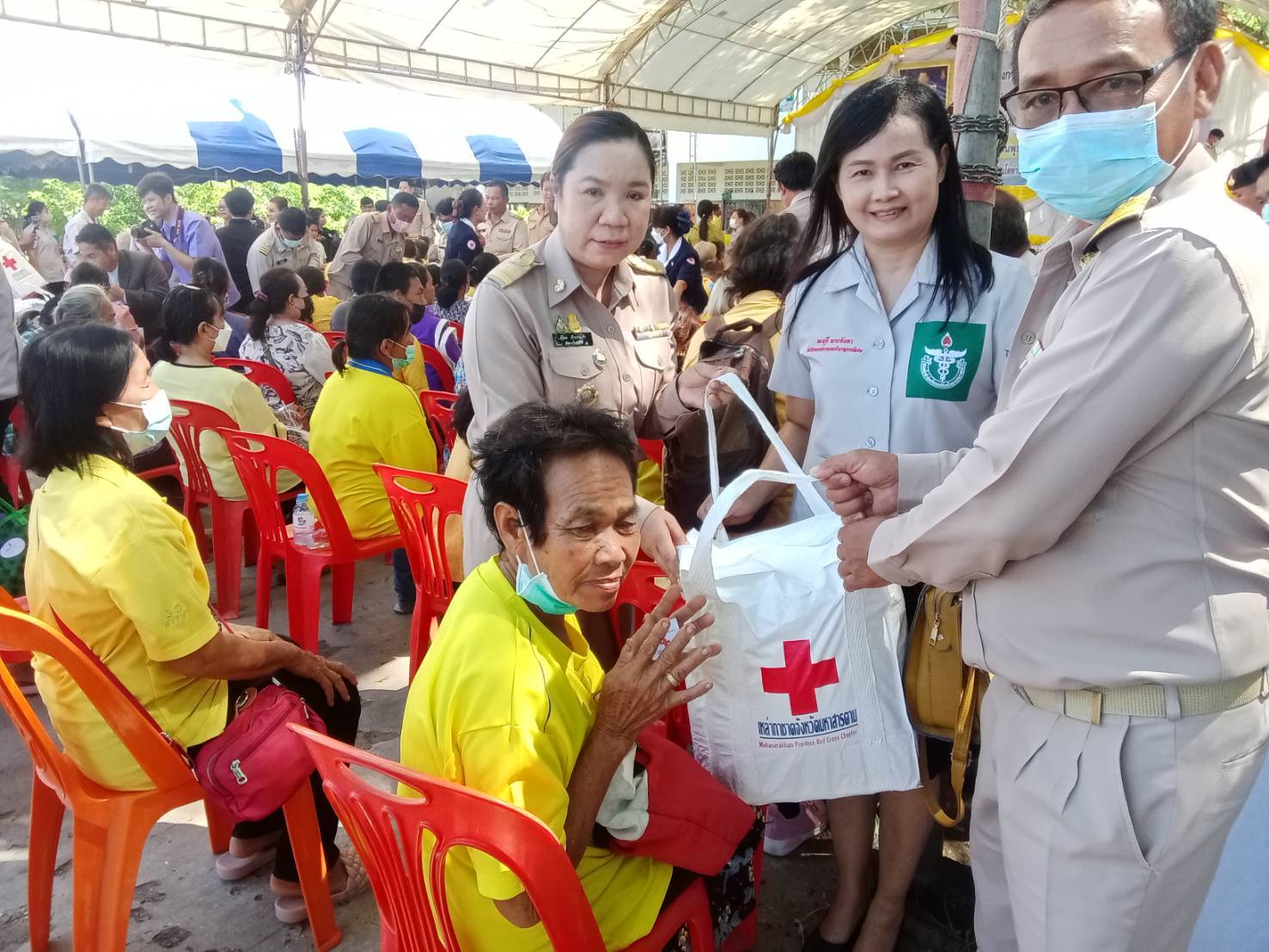 ??พช.มหาสารคาม ร่วมกิจกรรมโครงการปกป้องและเชิดชูสถาบันพระมหากษัตริย์ และหน่วยบำบัดทุกข์ บำรุงสุข สร้างรอยยิ้มให้ประชาชน (จังหวัดเคลื่อนที่) อำเภอเมืองมหาสารคาม ??