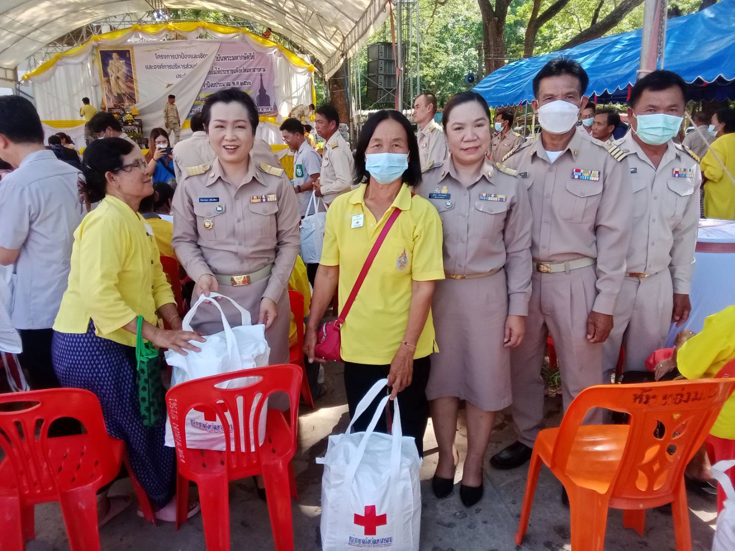 ??พช.มหาสารคาม ร่วมกิจกรรมโครงการปกป้องและเชิดชูสถาบันพระมหากษัตริย์ และหน่วยบำบัดทุกข์ บำรุงสุข สร้างรอยยิ้มให้ประชาชน (จังหวัดเคลื่อนที่) อำเภอเมืองมหาสารคาม ??