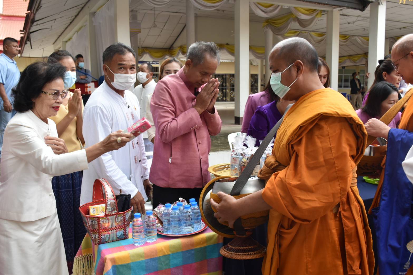 ?พช.มหาสารคาม ร่วมพิธีทำบุญตักบาตรถวายพระกุศล เนื่องในงานฉลองพระชนมายุ 8 รอบ สมเด็จพระอริยวงศาคตญาณ สมเด็จพระสังฆราช สกลมหาสังฆปริณายก 26 มิถุนายน 2566?