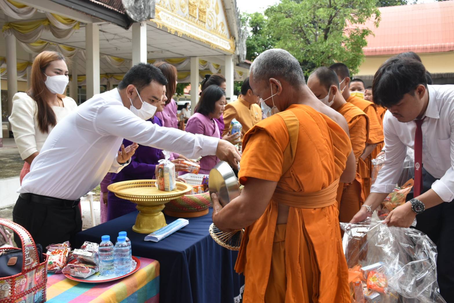 ?พช.มหาสารคาม ร่วมพิธีทำบุญตักบาตรถวายพระกุศล เนื่องในงานฉลองพระชนมายุ 8 รอบ สมเด็จพระอริยวงศาคตญาณ สมเด็จพระสังฆราช สกลมหาสังฆปริณายก 26 มิถุนายน 2566?
