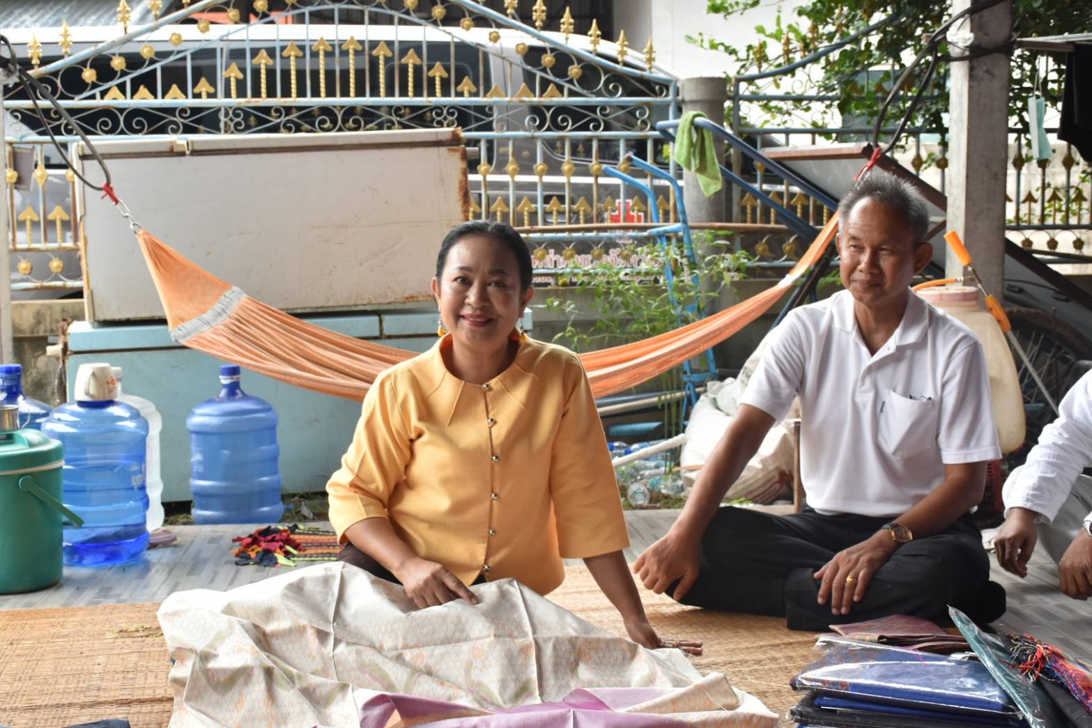 ?พช.มหาสารคาม ร่วมต้อนรับนายกเหล่ากาชาดจังหวัดมหาสารคาม ติดตามการตรวจเยี่ยมให้กำลังใจกลุ่มทอผ้าไหมบ้านหนองบุญชู หมู่ที่ 5 ตำบลกู่ทอง อำเภอเชียงยืน จังหวัดมหาสารคาม ?