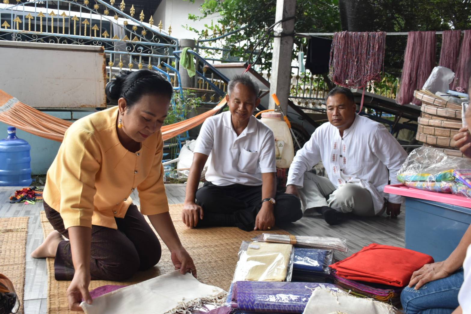 ?พช.มหาสารคาม ร่วมต้อนรับนายกเหล่ากาชาดจังหวัดมหาสารคาม ติดตามการตรวจเยี่ยมให้กำลังใจกลุ่มทอผ้าไหมบ้านหนองบุญชู หมู่ที่ 5 ตำบลกู่ทอง อำเภอเชียงยืน จังหวัดมหาสารคาม ?