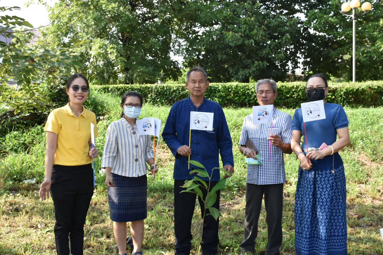 ?พช.มหาสารคาม ร่วมกิจกรรมตระหนักรู้ในการฟื้นฟูอนุรักษ์ทรัพยากรดิน เนื่องในโอกาสครบรอบ 1 ปี การประกาศเจตนารมณ์ขับเคลื่อนประเทศไทยที่ยั่งยืน ?
