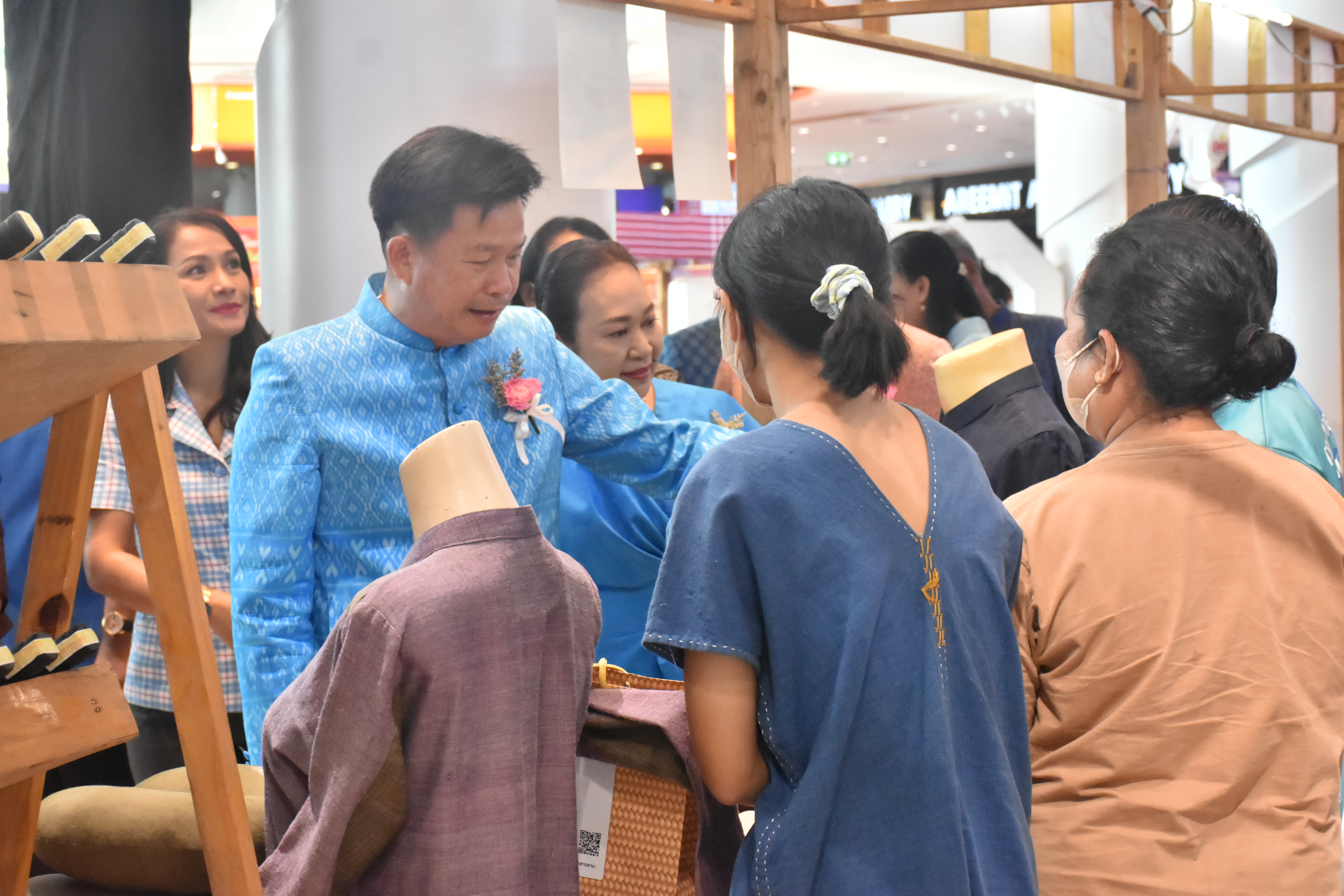 ?พช.มหาสารคาม  “OHO! OTOP MAHASARAKHAM” พัฒนายกระดับผลิตภัณฑ์ OTOP ให้มีคุณภาพได้มาตรฐาน สามารถเพิ่มมูลค่าและสร้างนวัตกรรม ณ ลานอินเดอะการ์เด้นเสริมไทย ชั้น 1 ศูนย์การค้าเสริมไทยคอมเพล็กซ์ ?