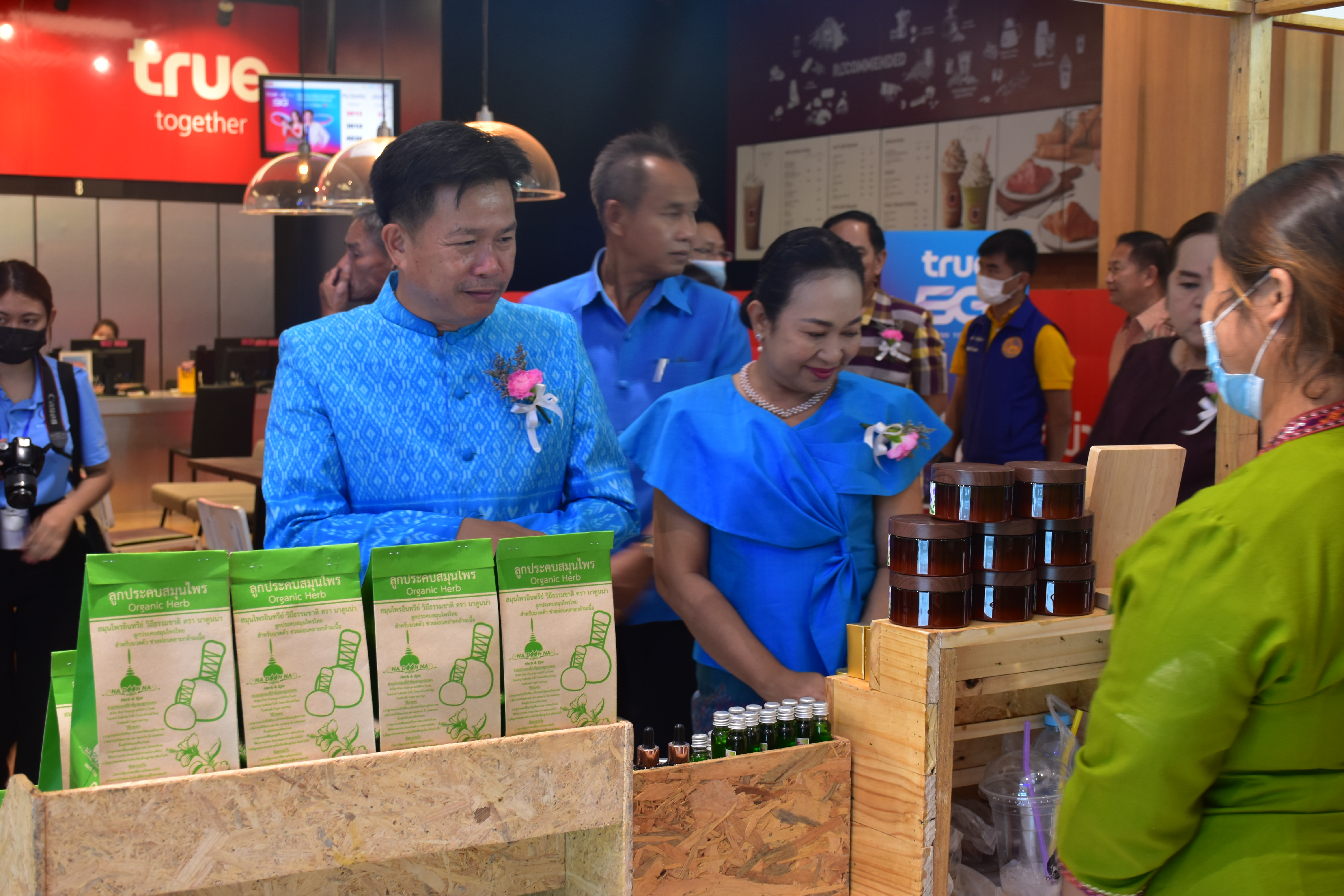 ?พช.มหาสารคาม  “OHO! OTOP MAHASARAKHAM” พัฒนายกระดับผลิตภัณฑ์ OTOP ให้มีคุณภาพได้มาตรฐาน สามารถเพิ่มมูลค่าและสร้างนวัตกรรม ณ ลานอินเดอะการ์เด้นเสริมไทย ชั้น 1 ศูนย์การค้าเสริมไทยคอมเพล็กซ์ ?