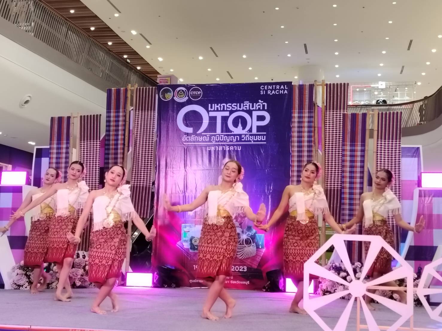?สำนักงานพัฒนาชุมชนจังหวัดมหาสารคาม ยกทัพสุดยอดผลิตภัณฑ์ OTOP คุณภาพดี สู่ภาคตะวันออก ในงาน “มหกรรมสินค้า OTOP อัตลักษณ์ ภูมิปัญญา วิถีชุมชน มหาสารคาม ”?
