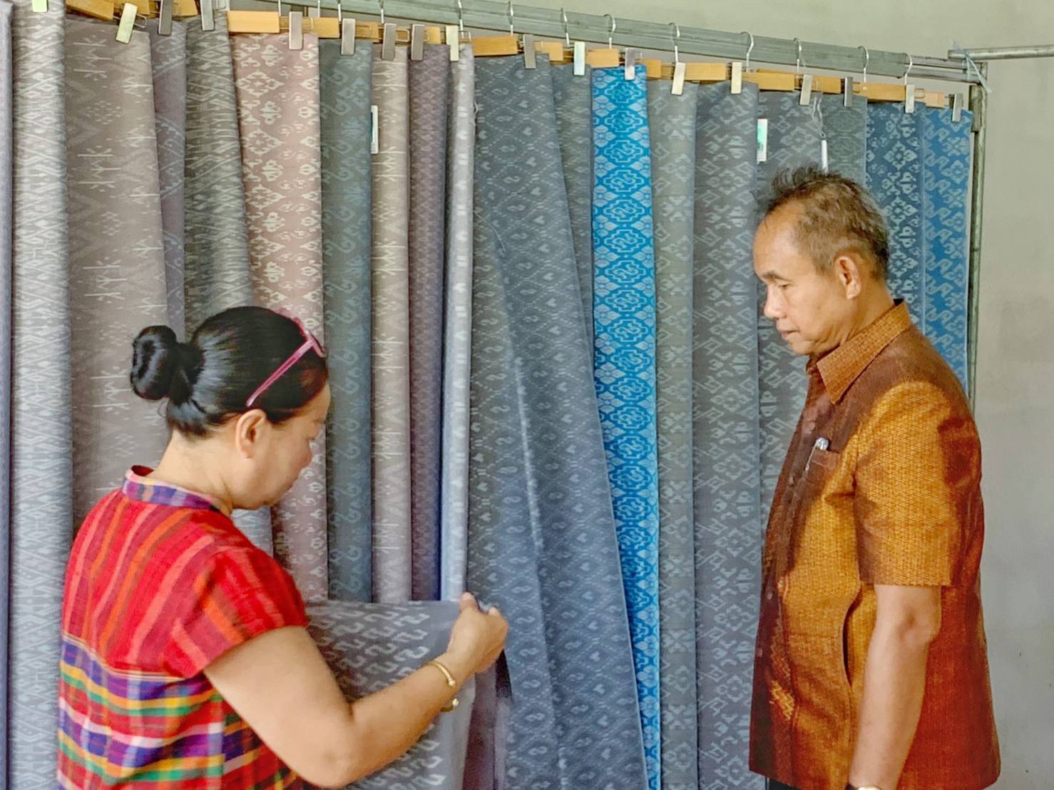 ?พช.มหาสารคาม ลงพื้นที่สนับสนุนการทอผ้าลายพระราชทาน “ผ้าลายดอกรักราชกัญญา”?
