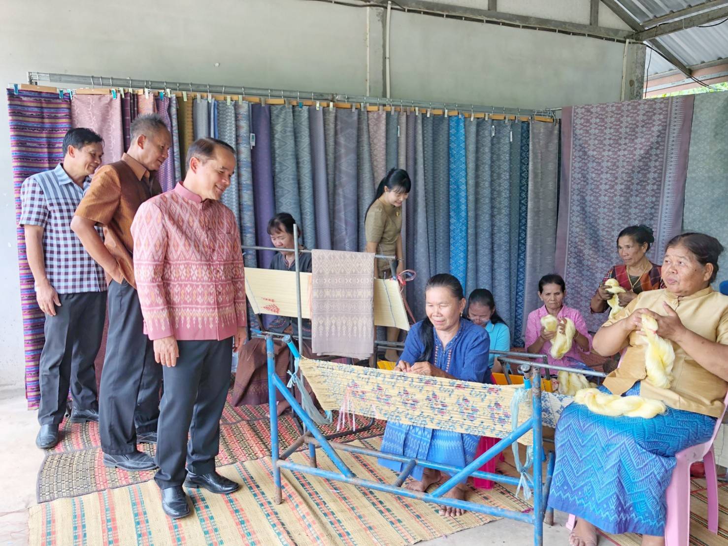 ?พช.มหาสารคาม ลงพื้นที่สนับสนุนการทอผ้าลายพระราชทาน “ผ้าลายดอกรักราชกัญญา”?