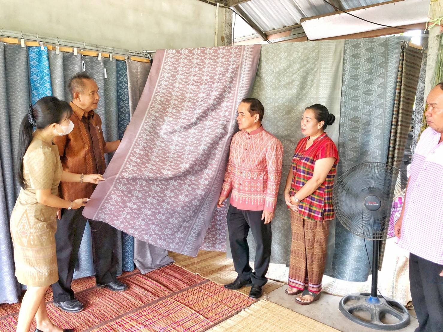 ?พช.มหาสารคาม ลงพื้นที่สนับสนุนการทอผ้าลายพระราชทาน “ผ้าลายดอกรักราชกัญญา”?