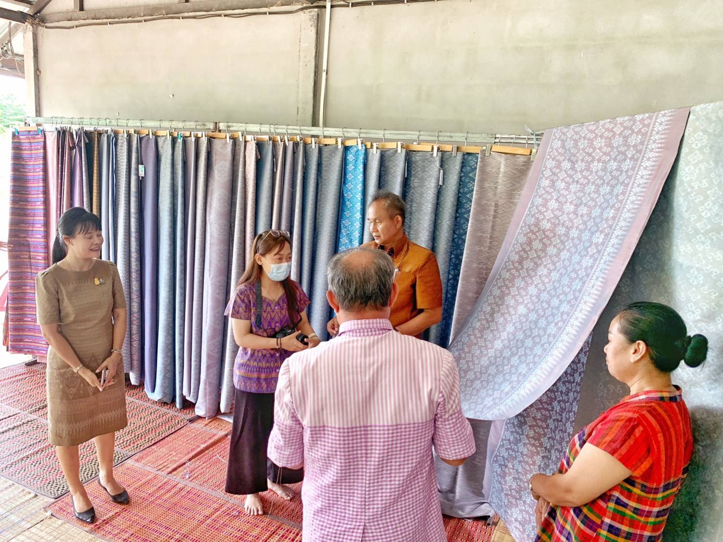 ?พช.มหาสารคาม ลงพื้นที่สนับสนุนการทอผ้าลายพระราชทาน “ผ้าลายดอกรักราชกัญญา”?