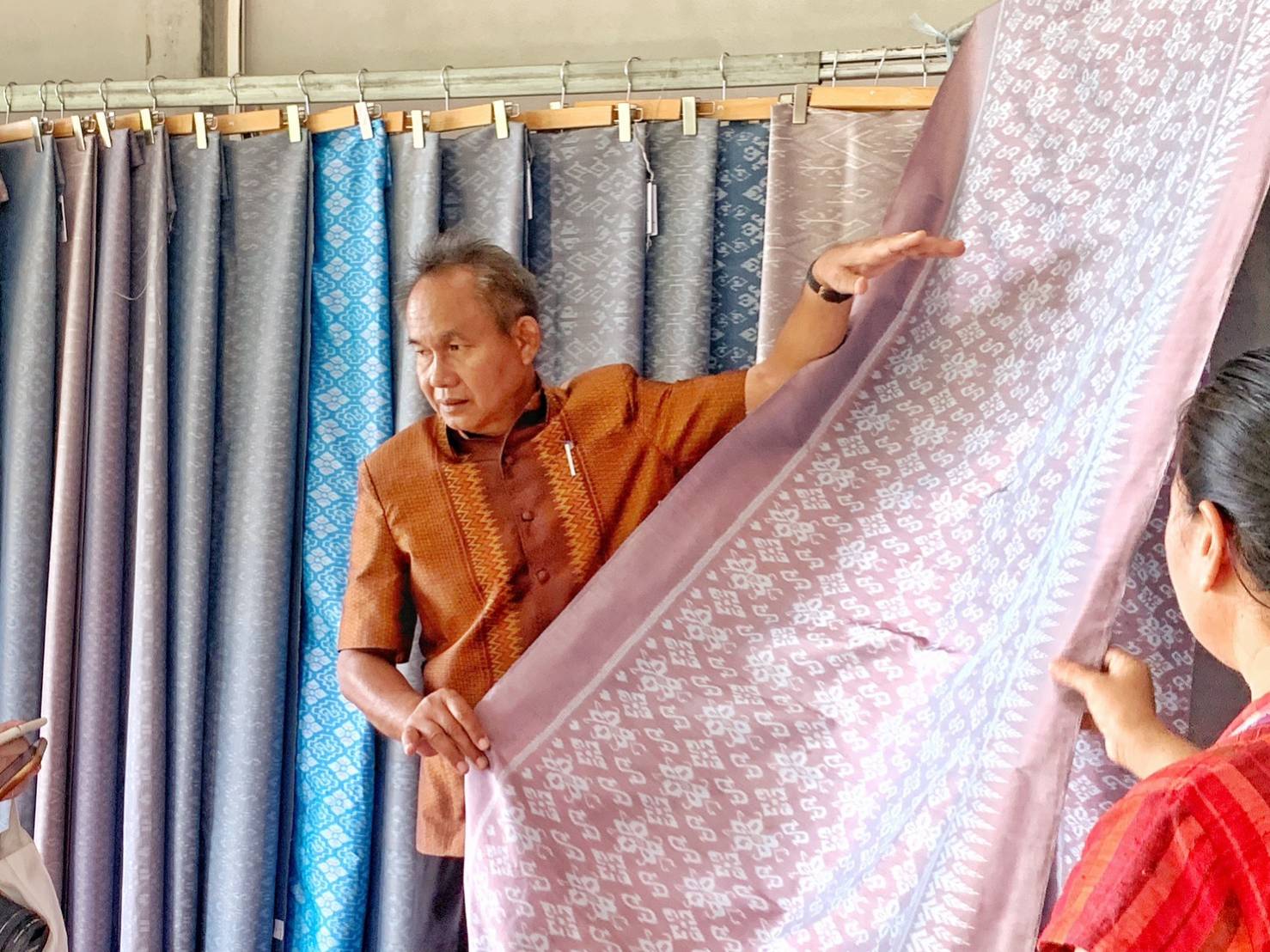 ?พช.มหาสารคาม ลงพื้นที่สนับสนุนการทอผ้าลายพระราชทาน “ผ้าลายดอกรักราชกัญญา”?